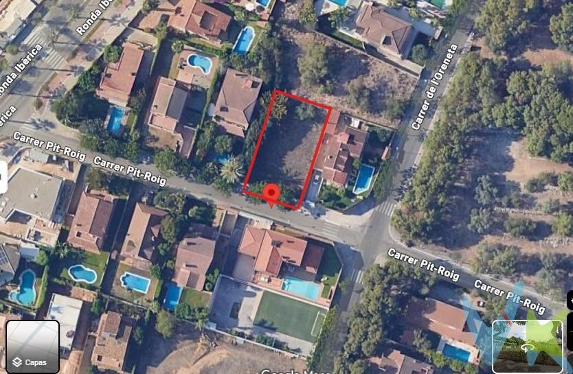 . Oportunidad única para construir la casa de tus sueños en una de las zonas más exclusivas y demandadas de Vilanova. Se trata de una parcela urbana de 619 m², prácticamente cuadrada, con una ligera forma rectangular que permite un aprovechamiento óptimo del espacio. Destaca por ser totalmente plana, lo que facilita enormemente cualquier proyecto de construcción, y por su excelente orientación, ideal para disfrutar de luz natural durante todo el día. Ubicada en la conocida zona del Tenis (Aragall), rodeada de viviendas de alto nivel, en un entorno tranquilo, residencial y consolidado. Además, la parcela ya dispone de muro de piedra construido, un valor añadido tanto a nivel estético como económico. CARACTERÍSTICAS URBANÍSTICAS:. 	•	Clave urbanística: 11c2. 	•	Parcela mínima: 600 m². 	•	Fachada mínima: 9–18 m. 	•	Ocupación máxima: 30%. 	•	Altura máxima: 9,15 m. 	•	Edificabilidad: Planta baja + 2 plantas (PB + 2P). 	•	Retranqueos: mínimo 2 m (frontal, lateral y posterior). 	•	Garaje: hasta 100 m² con capacidad para 4 plazas. . Una parcela ideal para desarrollar una vivienda unifamiliar de alto standing, con jardín, piscina y amplios espacios exteriores en una ubicación privilegiada. Si buscas construir algo realmente especial, esta es tu parcela. NOTA :. En los importe ofertado no están incluidos los impuestos ni las tasas que se aplican en la compraventa o alquiler ni ninguno de los gastos de formalización. Las fotografías, vídeos y demás documentación gráfica pueden no corresponder con la realidad, sí como los metrajes y superficies no tienen carácter contractual. Salvo que se indique específicamente, los muebles y el equipamiento que aparecen en los anuncios no están incluidos en el precio. Tampoco están incluidos en el precios los gastos e impuestos de formalización de la compraventa : IVA, ITP, Notario, Registro, etc.