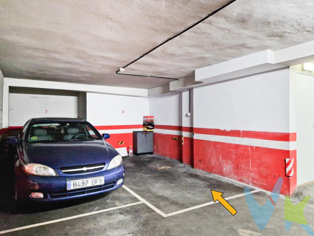 Ponemos a la venta esta plaza de garaje en un edificio seminuevo, en la calle San Juan. La plaza tiene buen tamaño, pero por la maniobra de acceso es para coche pequeño o mediano o para una o dos motos. Tiene acceso por desde el portal del edificio, a través del ascensor o por escalera. Ideal para uso propio o como inversión.El precio no incluye el impuestos de transmisiones patrimoniales ni los gastos de notaría y registro.  A título orientativo, en segundas transmisiones, el comprador abonará el Impuesto sobre Transmisiones Patrimoniales (ITP). Para consultar los porcentajes del ITP en Asturias puede hacerlo a través de la web oficial de servicios tributarios del Principado de Asturias https://sede.tributasenasturias.es/sites/sede/default/es_ES/Que-quieres-hacer/Transmisiones-Patrimoniales-y-AJD. La base imponible será el mayor valor entre precio de compraventa, tasación o valor de referencia catastral. Gastos de notaría y registro según aranceles variables según precio, número de copias y complejidad.El comprador escoge libremente notario. El vendedor asume la plusvalía y el resto de gastos son del comprador. Si se precisa hipoteca: Tasación, condiciones y costes bancarios según entidad elegida por el comprador; así como los gastos de gestoría y cualesquiera otros inherentes a la formalización de la compraventa. De acuerdo con la ley, no se incluyen en el precio otros gastos o tributos que legalmente correspondan al comprador. Honorarios de intermediación inmobiliaria a cargo del vendedor.El consumidor tiene derecho, conforme a la normativa vigente, a disponer de información y documentación adicional relativa al inmueble y condiciones de la compraventa, accesible en la sede física de la Agencia Eurocasa Gijón, en Santa Doradía, nº 14-Bajo, en Gijón, o a través del correo electrónico info@eurocasagijon.com. La agencia actúa exclusivamente como intermediaria en la operación. Cualquier compraventa y sus condiciones quedan sujetas en todo caso a la aceptación expresa del vendedor del inmueble y a la posterior formalización del correspondiente contrato. El presente anuncio tiene carácter meramente informativo; la información suministrada se corresponde con la disponible a la fecha de publicación, pudiendo variar en función de las circunstancias o actualizaciones legales, contractuales y fiscales.