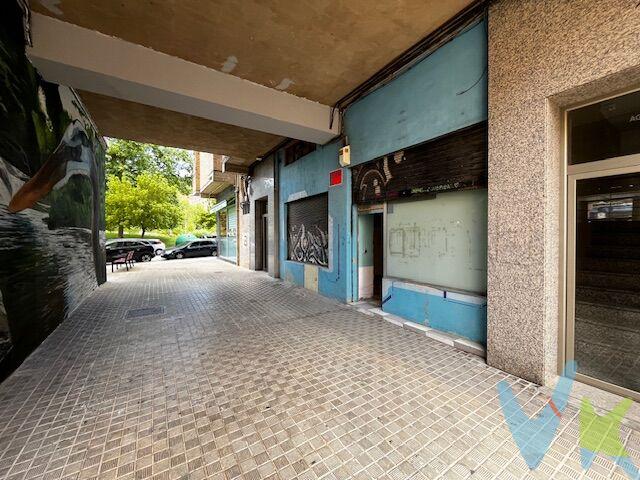 










Local comercial en el centro de Villava
Magnífica oportunidad para adquirir o alquilar un local comercial situado en pleno centro de Villava. Gracias a su excelente emplazamiento, resulta ideal para desarrollar prácticamente cualquier tipo de actividad comercial o profesional, beneficiándose de la cercanía a servicios, comercios y zonas de tránsito habitual.
El inmueble dispone de una planta baja de aproximadamente 40 m² y una entreplanta de aproximadamente 25 m², ofreciendo una distribución práctica y versátil que permite adaptarlo a diferentes necesidades. Asimismo, también constituye una excelente opción como almacén de uso doméstico, gracias a su fácil acceso y a la amplitud de sus espacios.
Cuenta con todos los suministros dados de alta, lo que facilita su puesta en funcionamiento de forma inmediata.
Características destacadas:

Ubicación céntrica en Villava.
Planta baja de aproximadamente 40 m².
Entreplanta de aproximadamente 25 m².
Adecuado para una amplia variedad de actividades comerciales y profesionales.
Ideal también como almacén de uso particular.
Todos los suministros dados de alta.
Espacio versátil y funcional.

Una oportunidad para disponer de un local con múltiples posibilidades en una de las mejores zonas de Villava.
Consúltanos para más información o para concertar una visita
Información adicional al consumidor conforme a la normativa de consumo Ley 10/2025, de 26 de diciembre. Gastos e impuestos no incluidos. A título orientativo, en segundas transmisiones, el comprador abonará: Impuesto sobre Transmisiones Patrimoniales (ITP) - tipo general en Navarra: 6% (*). Base de cálculo: mayor valor entre precio de compraventa o valor de decretos-. Gastos de notaría y registro: aprox. Entre 800 y 1.500 euros aproximadamente (aranceles variables según precio, número de copias y complejidad; cálculo según tarifas normativas). Honorarios de intermediación de agencia por cuenta del vendedor.El consumidor, conforme a la normativa vigente, podrá solicitar información y documentación adicional relativa al inmueble, sus características, condiciones de la operación y del servicio de mediación en la oficina comecial y/o a través e.mail.(*) Para una información exhaustiva sobre el funcionamiento, tipos impositivos y bonificaciones del ITP en  puede consultar el portal oficial de la Agencia Tributaria Autonómica en el siguiente enlace: Tarifas notariales y registrales reguladas en Anexo I del Real Decreto 1426/1989 y, Anexo I del Real Decreto 1427/1989, respectivamente.










