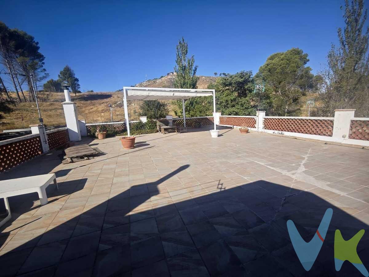 Vivienda con gran terraza en Santuario de la Misericordia, Borja. ¿Buscas una vivienda cómoda, luminosa y rodeada de naturaleza? Este piso situado en el **Santuario de la Misericordia, Borja**, ofrece tranquilidad, amplitud y unos magníficos espacios exteriores. La vivienda se distribuye en **una sola planta**, lo que la hace especialmente cómoda y funcional. Cuenta con:. * **Amplio salón de 28 m²** con chimenea. * **Tres dormitorios** de 13 m², 11 m² y 10 m². * **Cocina independiente de 8 m²**. * Despensa. * Baño. * **Porche de entrada de 15 m²**. * **Galería acristalada de 12 m²**. * Cuarto lavadero. Uno de sus grandes atractivos es su **espectacular terraza de 154 m²**, un espacio ideal para disfrutar del aire libre, organizar reuniones o crear diferentes ambientes. Dispone de **barbacoa y una amplia pérgola**, que permite contar con una agradable zona cubierta. Tiene **puertas y ventanas de madera**, mientras que la galería dispone de ventanas de aluminio. Suelo de terrazo y **calefacción mediante radiadores eléctricos**. Una vivienda **muy cómoda, luminosa y con muchas posibilidades**, ubicada en una urbanización en plena naturaleza, pero a tan solo **5 minutos de Borja**, con todo tipo de servicios. Además, se encuentra a aproximadamente **60 minutos de Zaragoza**, lo que la convierte en una excelente opción tanto como vivienda habitual como para disfrutar de fines de semana y vacaciones. 