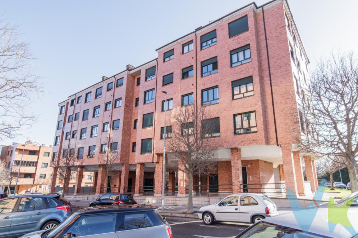 ¿Buscas un hogar donde la comodidad y la funcionalidad vayan de la mano? Te presentamos este excelente piso en una de las zonas más demandadas de Gijón. Ubicado en un edificio joven de 2005, esta propiedad destaca por su calidad constructiva y una distribución interna excepcional.Lo que hace especial a esta vivienda:·        Doble confort sanitario: A diferencia de la mayoría de pisos de 2 dormitorios, este cuenta con un baño completo y un aseo adicional, una ventaja clave para tu día a día o para maximizar la rentabilidad si buscas invertir.·        Calidad y modernidad: Al ser un edificio de 2005, disfrutarás de la tranquilidad de una construcción moderna, sin barreras arquitectónicas y con una comunidad muy bien mantenida.·        Estado impecable: Vivienda lista para entrar a vivir, cuidada al detalle y con estancias luminosas.·        Distribución eficiente: 2 amplios dormitorios exteriores, baño completo, aseo de cortesía y trastero incluido. Todo optimizado para aprovechar cada metro.·        Ubicación Estratégica: En el corazón de Roces, con todos los servicios a mano: centros de salud, colegios, zonas deportivas y acceso inmediato a las principales vías de comunicación de la ciudad.¿Es esta tu oportunidad?·        ¿Buscas tu primer hogar? Ahorra los costes y esperas de una reforma. Entra directamente a vivir en una casa moderna y cómoda.·        ¿Eres inversor? La combinación de 2 baños (baño + aseo) y una construcción de 2005 es una garantía de éxito para el alquiler, destacando frente a otras viviendas de la zona.No dejes pasar esta oportunidad de vivir en una vivienda joven, completa y lista para estrenar. ¡Contacta con nosotros ahora y ven a conocerla!PRECIO DE VENTA SIN GASTOS NI IMPUESTOS INCLUIDOS: El precio de venta no incluye gastos de notaría, registro de la propiedad, gestoría, ni el Impuesto de Transmisiones Patrimoniales (ITP) o el IVA/AJD. HONORARIOS: El precio de venta no incluye los honorarios que se devengan a cargo del cliente comprador por la prestación de servicios de asesoramiento y gestión. El importe asciende al 2%, con un minimo de 2.000 EUR, del Precio de Venta (IVA no incluido). Dichos honorarios deberán ser abonados a la firma de la escritura pública.