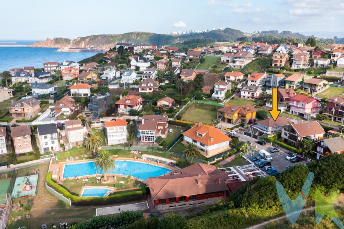 Ponemos  a la venta esta magnifica oportunidad a 15 minutos de Gijon,en Carreño y concretamente en la Urbanización XivaresCon una ubicación privilegiada donde las vistas al mar desde esta casa son simplemente espectaculares, aportando un efecto calmante y una sensación de libertad que solo el mar puede ofrecer. Se trata de una Casa independiente con una superficie de 195.15 metros cuadrados útiles y 217.15 metros cuadrados construidos, esta propiedad ofrece un espacio amplio y cómodo para su familia. Dispone de 2 Plantas mas Desván con una parcela de 425 metros  y ha sido construida en 1979 En la Planta del Sótano encontrara  garaje amplio, asegurando que nunca tenga que preocuparse por el estacionamiento ya que la  seguridad y el espacio son una prioridad en este inmuebleAdemás, cuenta con un trastero que proporciona espacio adicional para almacenaje, manteniendo su hogar organizado y libre de desorden todo ello dentro  de una finca completamente cerrada que proporciona privacidad y tranquilidadEn la Planta Baja encontrará tres habitaciones espaciosas,Salon-Comedor con Chimenea,Cocina Baño y Aseo con aceeso a la Terraza que es  es uno de los puntos fuertes de la casa, ofreciendo un lugar perfecto para relajarse, disfrutar del aire fresco y contemplar impresionantes vistas al marPara aquellos que disfrutan de actividades al aire libre, la propiedad cuenta con una Urbanización privada con  zona ajardinada,acceso a Playa Privada, Centro Social ,Piscinas, cancha de Tenis y Cancha Deportiva ideal para reuniones familiares, Es importante destacar también la excelente ubicación, con una parada de autobús muy cercana, facilitando el acceso al transporte público y permitiendo un fácil desplazamiento a diferentes zonas de la ciudad.La estructura robusta y bien mantenida de la casa, construida en 1979, asegura durabilidad y resistencia, haciendo de esta residencia una inversión confiable para el futuro.En resumen, esta casa no solo ofrece amplitud y comodidad, sino también todas las facilidades para vivir una vida plena en uno de los destinos más hermosos de España. Entre las múltiples ventajas se incluyen el espacio habitable generoso, las zonas exteriores y las vistas al mar, todo ello en un entorno tranquilo y privado.Coordine su visita para descubrir en persona las infinitas posibilidades que ofrece este excepcional hogar. . No espere más y realice una visita cuanto antes, ¡esta casa tiene todo lo que necesita y más!En el precio final no están incluidos en Impuesto de Transmisiones Patrimoniales ni los Gastos de Notaría y Registro.