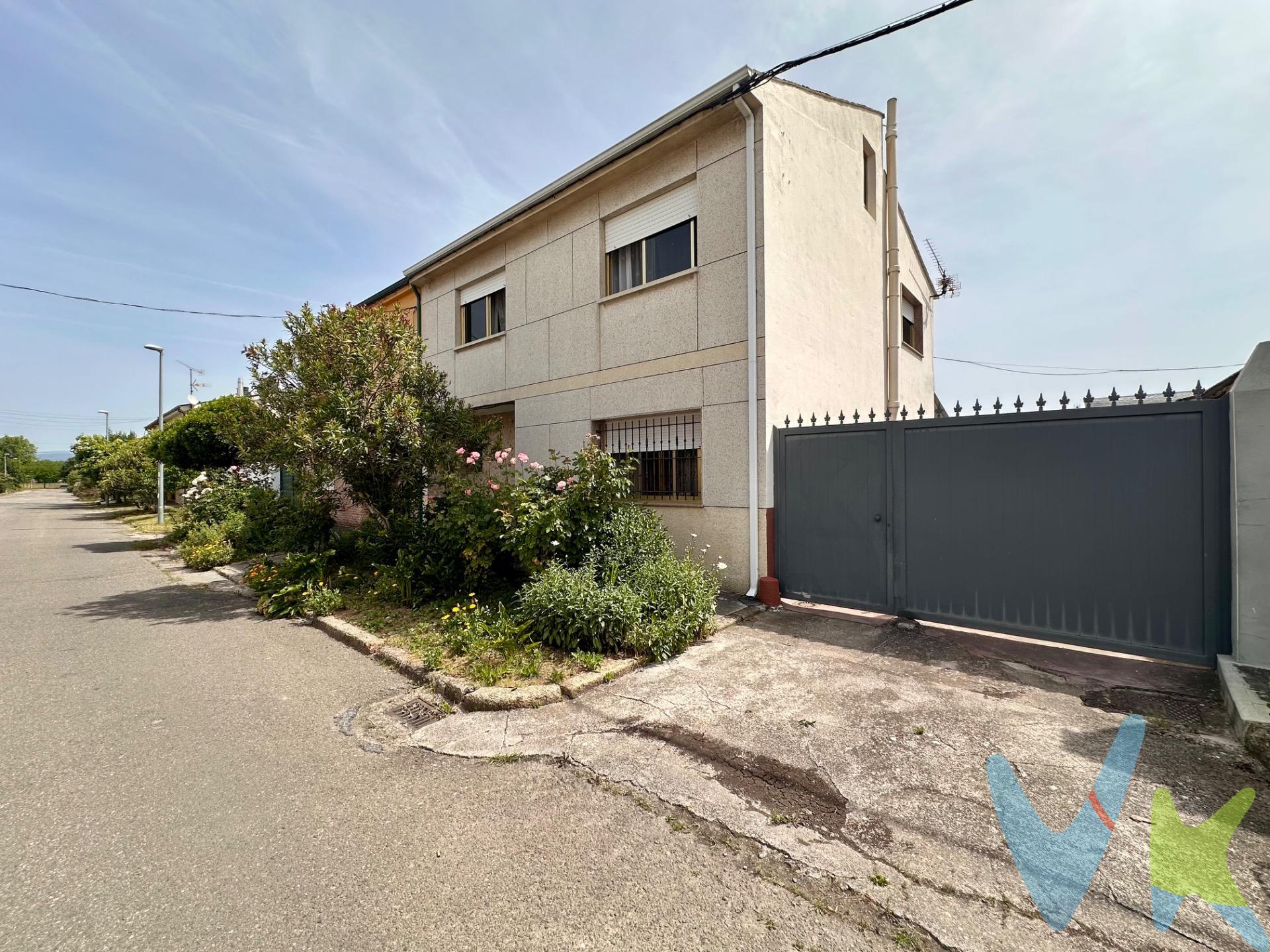 Ubicada en la tranquila zona de Fuentes Nuevas, esta impresionante casa solar es una excelente oportunidad para quienes buscan un espacio amplio y acogedor. Con una superficie construida de 315 m² y útil de 300 m², cuenta con cinco habitaciones que ofrecen múltiples posibilidades según tus necesidades. La propiedad tiene tres baños completos perfectamente distribuidos por los espacios comunes. La parcela abarca generosos 721 m², brindando suficiente área exterior ideal para disfrutar al aire libre o desarrollar proyectos adicionales como jardines o áreas recreativas. Su estado actual permite entrar a vivir inmediatamente sin necesidad de realizar reformas significativas. Además, disfruta del lujo adicional del parking privado y su orientación totalmente exterior que garantiza abundante luz natural durante todo el día. 