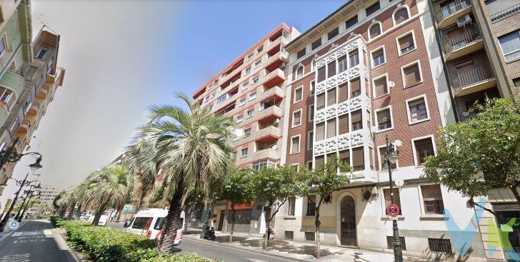 PISO en VENTA en ZARAGOZA - CASCO HISTORICO - CONDE ARANDA (Ref. 00817). ¿Buscas una oportunidad que de una alta rentabilidad? ¡Este es tu piso! . Amplio Piso de 80 m² útiles aproximadamente en una planta SEMISOTANO. Ubicado en la misma Calle Conde Aranda a un paso de todos los servicios, paradas de autobús, colegios, parques, etc. Vivienda completamente reformada a estrenar, perfecta para rentabilizar por habitaciones, consta de:. ➖5 dormitorios independientes, cada uno con su cerradura propia. ➖Amplio baño completamente reformado con plato de ducha. ➖Cocina completamente equipada con electrodomésticos a estrenar. ➖Balcón con despensa. ➖Trastero anejo a la vivienda.  . Calidades:. ➡️Puerta de entrada blindada. ➡️Puertas de roble. ➡️Suelos de tarima . ➡️Paredes lisas. ➡️Ventanas de PVC oscilobatientes con doble cristal. ➡️Calefacción a A/A por conductos. ➡️Agua caliente mediante calentador de gas. ¡Contacta con nosotros y no pierdas la oportunidad de acceder a está gran oportunidad de inversión!. -------------------------------------------------------------------------------------------------------------------------------------------------------. En el precio indicado no están incluidos los gastos de compraventa ni honorarios profesionales.
