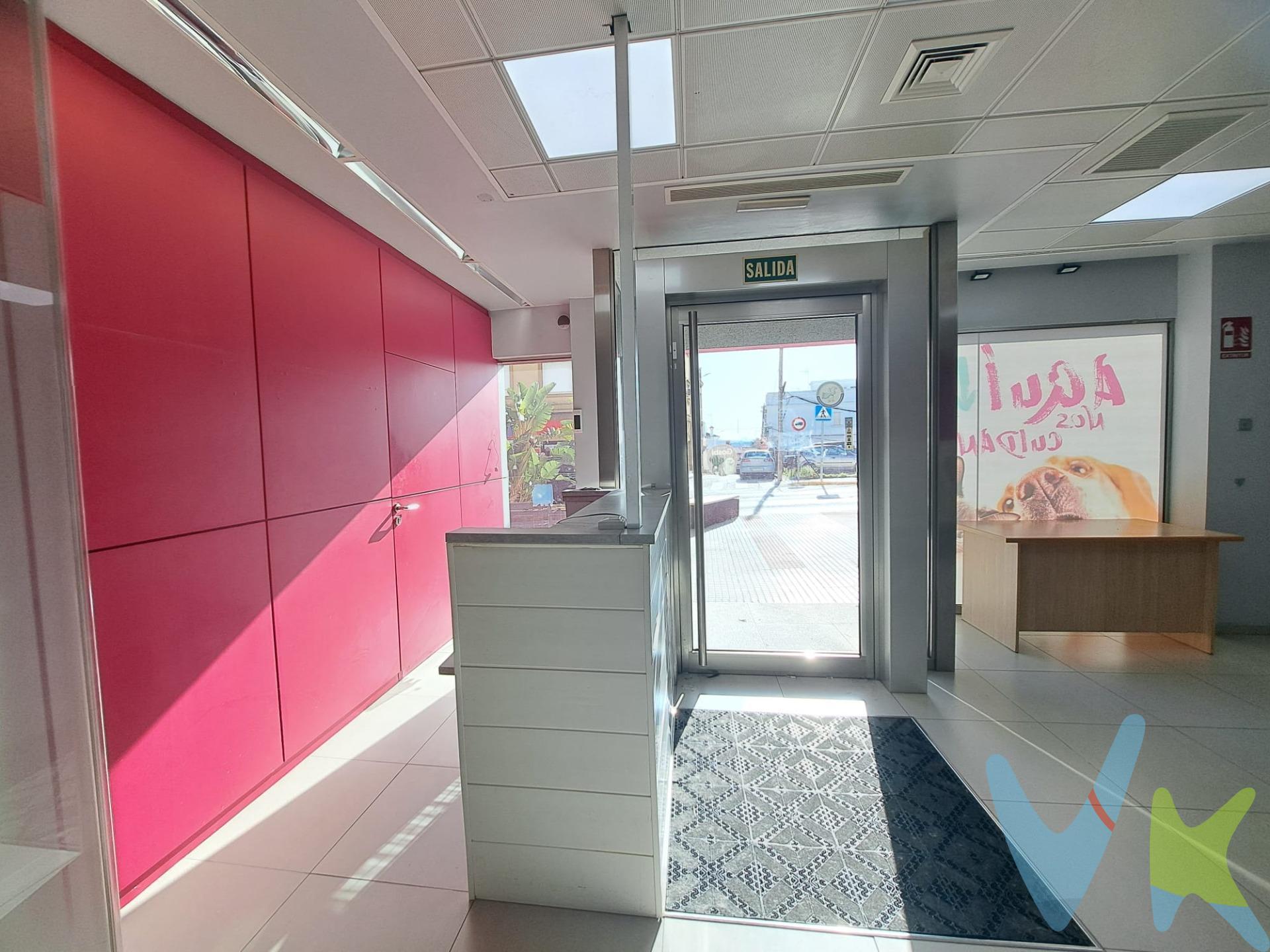 ¿Buscas un espacio con gran visibilidad, buena ubicación y listo para funcionar? Este local comercial en Fuente Amarga, reúne todo lo que necesita un negocio para destacar. Con 200 m² construidos y ubicado en esquina con fachada directa a la Carretera de Fuente Amarga, este inmueble ofrece una exposición comercial excepcional en una zona de paso constante, ideal para captar clientes de forma natural. Construido en 2007, el local se encuentra totalmente acondicionado y preparado para su uso, habiendo funcionado hasta hace aproximadamente dos meses como clínica veterinaria.  Actualmente la actividad ya no se desarrolla, pero el espacio mantiene las instalaciones y el buen estado de conservación, lo que permite retomar una actividad similar o adaptarlo fácilmente a otros usos profesionales o comerciales sin necesidad de grandes reformas: clínica, centro sanitario, oficinas, academia, comercio especializado o cualquier negocio que busque visibilidad y amplitud. Características principales. Superficie construida: 200 m². Año de construcción: 2007. Estado: Acondicionado y en funcionamiento. Ubicación: Local en esquina. Fachada: Directa a Carretera de Fuente Amarga. Entorno: Zona consolidada con tránsito y actividad comercial. Su posición estratégica en esquina multiplica la presencia del negocio, permitiendo mayor escaparate, luminosidad y visibilidad desde varios puntos de la vía. Una oportunidad perfecta tanto para emprendedores como para inversores que buscan un local con buena ubicación y listo para comenzar actividad sin grandes reformas. 📍 Fuente Amarga – Chiclana de la Frontera. Un espacio con potencial para que tu negocio crezca desde el primer día. De acuerdo con lo prevenido en el Decreto 218/2005, de 11 de octubre, se informa al cliente que los Gastos Notariales, Registrales, impuesto de transmisiones (ITP), Honorarios de intermediación, Gastos financieros, y otros gastos inherentes a la compraventa no están incluidos en el precio. Disponemos del Documento Informativo Abreviado de la propiedad (D. I. A), según Decreto 218/2005, de 11 de octubre. La Agencia Inmobiliaria también dispone de Seguro de Caución, para la garantía y protección de las cantidades económicas entregadas como señal para la reserva de una vivienda. 