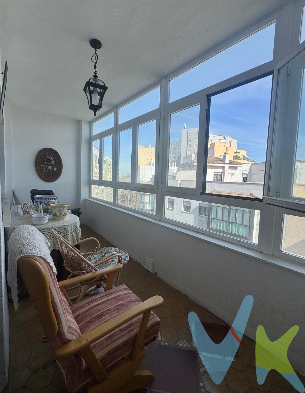 Les presentamos espacioso inmueble, con 200m2 se superficie útil, en la demandada zona de Bahía Blanca. En cuestión de minutos a pie, se encuentra la playa de Santa María del Mar, una de las playas con más encanto de la ciudad. . El inmueble consta de cinco dormitorios, dos cuartos de baño completos, y amplio salón que se encuentra actualmente dividido en  dos espacios, creando así una acogedora sala de estar. Desde esta se accede a una gran terraza exterior a la calle. La cocina es independiente y cuenta con lavadero y amplio dormitorio de servicio. . La ubicación y la orientación la hacen una vivienda muy luminosa. El edificio tiene dos piscinas en la azotea y en el precio está incluida una plaza de garaje cerrada apta para vehículos de gran tamaño, con fácil acceso desde el propio edificio y con espacio, además, para almacenaje. . Infórmense sin compromiso, ¡Estaremos encantados de asesorarles!. Por mandato expreso del propietario, comercializamos este inmueble en exclusiva, lo que le garantiza el acceso a toda la información, a un servicio de calidad, un trato fácil, sencillo y sin interferencias de terceros. Por este motivo, se ruega no molestar al propietario, a los ocupantes de la propiedad o a los vecinos. Muchas gracias por su comprensión. De acuerdo con lo previsto en el Decreto 218/2005, de 11 de octubre, se informa al cliente que los Gastos Notariales, Registrales, impuesto de transmisiones (ITP), Honorarios de intermediación, Gastos financieros, y otros gastos inherentes a la compraventa no están incluidos en el precio.