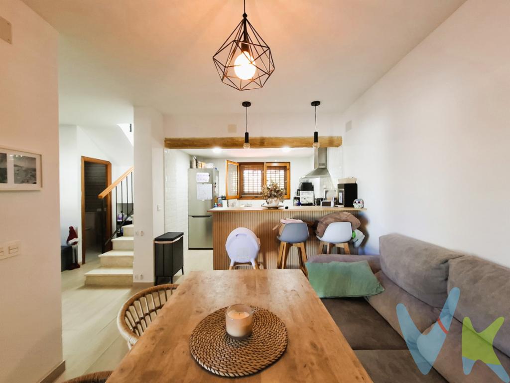 Vivienda alquilada actualmente. Presentamos una oportunidad única para adquirir una encantadora casa adosada situada en la privilegiada zona de Playa Morro de Gos, en Oropesa del Mar. Esta propiedad es ideal tanto para quienes buscan una residencia permanente como para aquellos que desean una segunda vivienda cerca del mar. Con una superficie útil de 71.36 metros cuadrados y 87.38 metros cuadrados construidos, esta vivienda se destaca por su funcionalidad y acogedor diseño.Al entrar, se puede apreciar un ambiente cálido y amueblado. La casa cuenta con tres confortables habitaciones, proporcionando un espacio perfecto para familias o para recibir invitados. Sus espacios bien distribuidos permiten disfrutar del máximo confort en cada rincón del hogar.Una de las características más atractivas de esta vivienda es la terraza, un espacio perfecto para disfrutar de una tarde al aire libre, desayunos en familia o simplemente relajarse después de un día en la playa. La cercanía a la playa Morro de Gos no solo ofrece una ventaja para los amantes del mar, sino que también suma un valor añadido a la propiedad, permitiendo disfrutar de todas las actividades y servicios que esta área turística ofrece.Posibilidad de financiación hasta el 100%, pregúntanos y te haremos un estudio gratuito. Agencia Registrada con el número 1.399 en el Registro Obligatorio de Agentes Inmobiliarios de la Comunidad Valenciana. Puede consultar en la web de la GVA.Gastos e impuestos no incluidos en el precio. A título orientativo, en segundas transmisiones, el comprador abonará el Impuesto sobre Transmisiones Patrimoniales (ITP), cuyo tipo general en la Comunidad Valenciana es el 9% (*) sobre la base imponible, que será el mayor valor entre precio de compraventa, tasación o valor de referencia catastral. Gastos de notaría y Registro de la Propiedad: aproximado entre 1.000 y 2.000 euros (aranceles variables según precio, número de copias y complejidad). El comprador escoge libremente notario. El vendedor asume, por ley, los gastos que le correspondan, salvo pacto contrario. Si se precisa hipoteca, tasación, condiciones y costes bancarios según entidad elegida por el comprador; así como los gastos de gestoría y cualesquiera otros inherentes a la formalización de la compraventa. De acuerdo con la ley, no se incluyen en el precio otros gastos o tributos que legalmente correspondan al comprador. Los honorarios de intermediación inmobiliaria al vendedor no incluidos en el precio. Los honorarios de intermediación inmobiliaria al comprador: 2,5% + IVA calculados sobre el precio de venta con un mínimo de 3.000 euros + IVA(*) Consultar condiciones concretas según circunstancias personales o régimen fiscal aplicable. Puedes llamar al 722461985 y te informaremos de tu caso en concreto.El consumidor tiene derecho, conforme a la normativa vigente, a disponer de información y documentación adicional relativa al inmueble y condiciones de la compraventa, accesible en la sede física de la agencia situada en Avenida Rey Don Jaime nº74, 7ºB, Castellón de la Plana. La agencia actúa exclusivamente como intermediaria en la operación. Cualquier compraventa y sus condiciones quedan sujetas en todo caso a la aceptación expresa del vendedor del inmueble y a la posterior formalización del correspondiente contrato. El presente anuncio tiene carácter meramente informativo: la información suministrada se corresponde con la disponible a la fecha de publicación, pudiendo variar en función de las circunstancias o actualizaciones legales, contractuales y fiscales.  