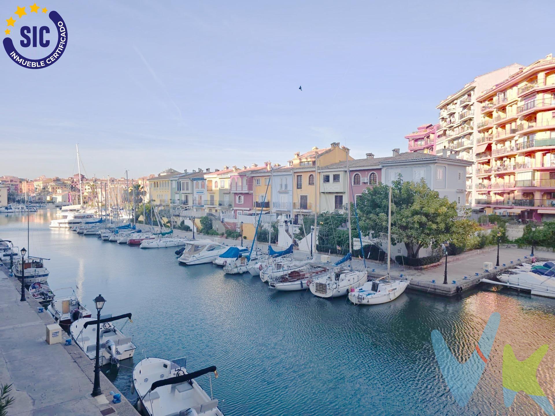 Despierta cada día junto al mar: vivienda con vistas a la dársena en Port Saplaya. Imagínate desayunando con la brisa marina mientras contemplas el reflejo del sol sobre la dársena. Esta vivienda de 82 m² en Port Saplaya, a menos de 5 km de Valencia, te ofrece mucho más que una casa: te ofrece un estilo de vida. Perfecta para adaptarse a ti, esta propiedad es ideal para vivir todo el año, como segunda residencia para escapadas al mar, o como inversión segura en una zona con alta demanda de alquiler. Dispone de tres habitaciones, pensadas para el descanso, el trabajo o el ocio. Sus dos baños completos (uno en suite) te ofrecen confort y privacidad desde el primer día. La cocina independiente, luminosa y equipada, conecta perfectamente con un salón amplio donde la luz natural y las vistas a la dársena se convierten en protagonistas. Ubicada en un entorno único, Port Saplaya combina el encanto de una pequeña villa marinera con la comodidad de estar a un paso de todos los servicios de Valencia. Playa, puerto deportivo, comercios, gastronomía y buena conexión… lo tendrás todo sin renunciar a la tranquilidad. Porque no es solo una vivienda: es el lugar donde empiezan tus nuevas rutinas, tus fines de semana de desconexión, o tu próxima inversión. ¿Quieres descubrirlo en persona?  . Contacta con nosotros y agenda tu visita. Tu próximo hogar en Port Saplaya te está esperando. Contáctanos para más información o para agendar una visita. ¡Será un placer mostrarte este hogar en Port Saplaya!. Por mandato expreso del propietario, comercializamos este inmueble en EXCLUSIVA, lo que le garantiza un servicio de calidad, un trato fácil, un proceso sencillo, rápido y sin interferencias de terceros. Por este motivo, se ruega no molestar al propietario, a los ocupantes de la propiedad, a los vecinos o conserjes del edificio o urbanización si los hubiera. Muchas gracias por su comprensión. Si Usted es agencia inmobiliaria y tiene un cliente para este inmueble, llámenos, estaremos encantados de colaborar en esta y otras operaciones. Gestión de Viviendas es una Agencia Registrada con el Nº 1.584 en el Registro Obligatorio de Agentes Inmobiliarios de la Comunitat Valenciana, según el DECRETO 98/2022, de 29 de julio, del Consell, por el que se regula el Registro de Agentes de Intermediación Inmobiliaria de la Comunitat Valenciana. Los datos expuestos son ofrecidos por terceros, meramente informativos y se suponen correctos. Nuestra empresa no garantiza su exacta veracidad. La oferta está sujeta a errores, cambios de precio, omisión y/o retirada del mercado sin previo aviso. El precio no incluye HONORARIOS INMOBILIARIOS, y los gastos de arreglo a ley de la compra venta como impuestos (IVA, ITP, AJD), notaria y registro, etc. . . 