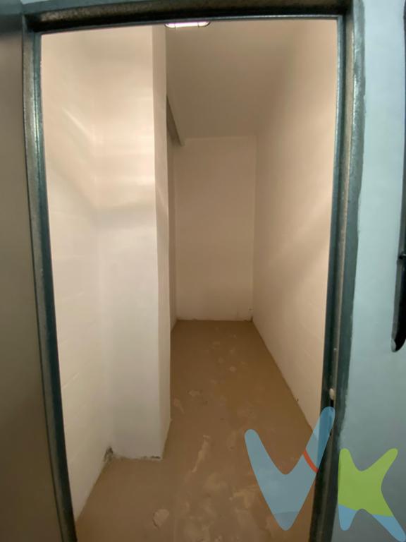 Se vende trastero en La Calzada, Gijón, en una zona tranquila y bien comunicada, con buen acceso y entorno consolidado.Disponible trastero de 3,76 por un precio de 8.000 EUR.El inmueble dispone de dos puertas de acceso, con entrada directa desde calle Costa Rica y calle Paraguay.Ubicados en un vecindario tranquilo, con servicios cercanos y buena conexión con el resto de la ciudad.💰 Precio: 8.000EUR 📞 Para más información o concertar una visita, contacte sin compromiso. Gastos e impuestos no incluidos en el precio. A título orientativo, en segundas transmisiones, el comprador abonará el Impuesto sobre Transmisiones Patrimoniales (ITP). Para consultar los porcentajes del ITP en Asturias puede hacerlo a través de la web oficial de servicios tributarios del Principado de Asturias https://sede.tributasenasturias.es/sites/sede/default/es_ES/Que-quieres-hacer/Transmisiones-Patrimoniales-y-AJD. La base imponible será el mayor valor entre precio de compraventa, tasación o valor de referencia catastral. Gastos de notaría y registro aranceles variables según precio, número de copias y complejidad).     El comprador escoge libremente notario. El vendedor asume, por ley, los gastos que le correspondan, salvo pacto en contrario. Si se precisa hipoteca: Tasación, condiciones y costes bancarios según entidad elegida por el comprador; así como los gastos de gestoría y cualesquiera otros inherentes a la formalización de la compraventa. De acuerdo con la ley, no se incluyen en el precio otros gastos o tributos que legalmente correspondan al comprador. Honorarios de intermediación inmobiliaria a cargo del vendedor y honorarios de mediación inmobiliaria del 2% más I.V.A. a cargo del comprador.     El consumidor tiene derecho, conforme a la normativa vigente, a disponer de información y documentación adicional relativa al inmueble y condiciones de la compraventa, accesible en la sede física de la agencia en la calle Mariano Pola nº 82, bajo de Gijón o a través del correo electrónico info.alquiasturinmobiliaria@gmail.com. La agencia actúa exclusivamente como intermediaria en la operación. Cualquier compraventa y sus condiciones quedan sujetas en todo caso a la aceptación expresa del vendedor del inmueble y a la posterior formalización del correspondiente contrato. El presente anuncio tiene carácter meramente informativo; la información suministrada se corresponde con la disponible a la fecha de publicación, pudiendo variar en función de las circunstancias o actualizaciones legales, contractuales y fiscales.