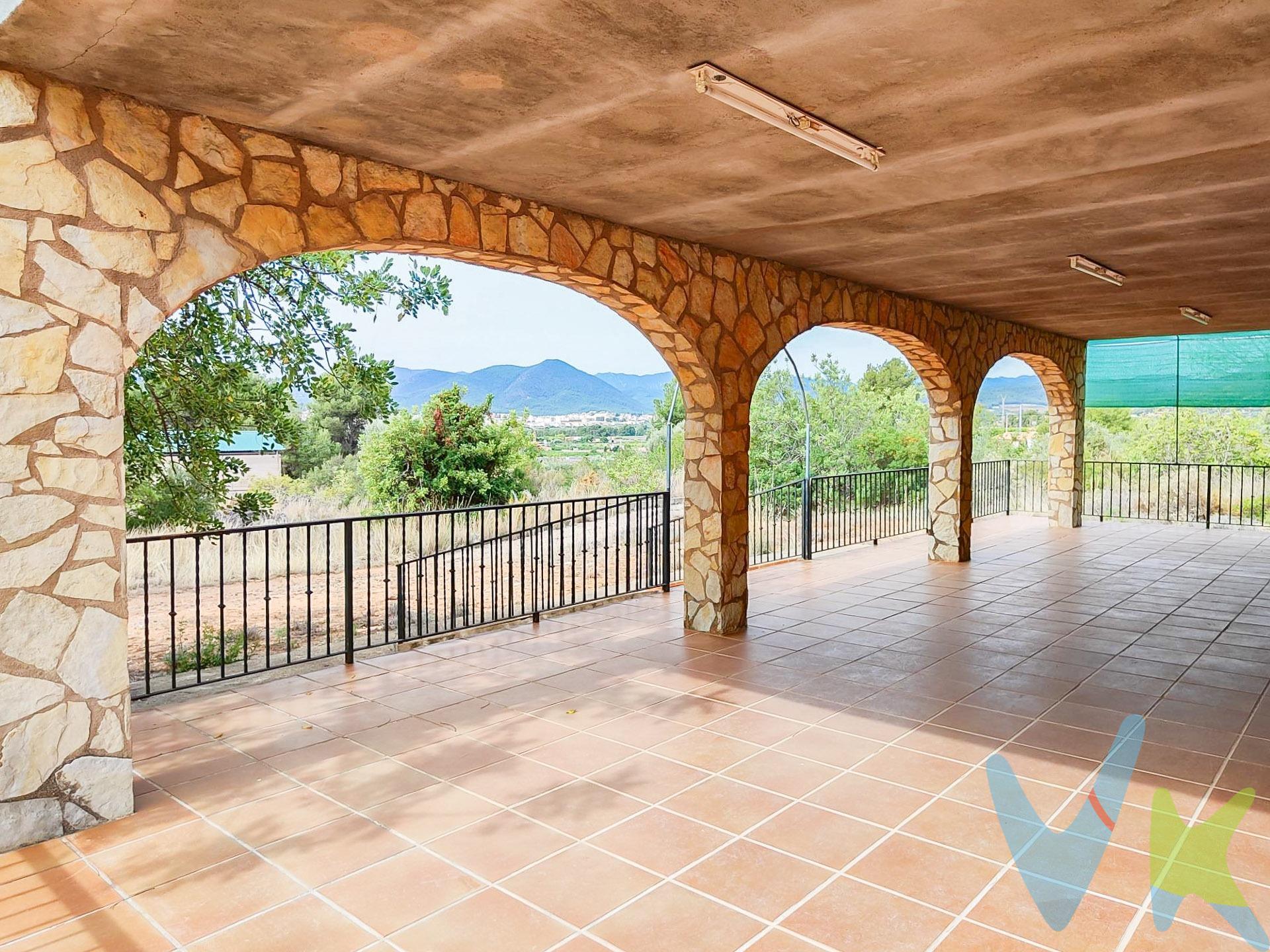 ¡VIVE COMO SIEMPRE SOÑASTE! . IMPRESIONANTE CHALET EN PARCELA DE 16.255 M². ¿Buscas un hogar único, lleno de espacio y comodidades? . Te presentamos esta espectacular propiedad de 246 m² construidos y 212 m² útiles, ubicada en una amplia parcela de 16.255 m², donde el confort y la naturaleza se unen para ofrecerte el estilo de vida que siempre has deseado. Características destacadas de la parcela:. - Extenso terreno para proyectos de recreo o agrícolas. - Establo ideal para amantes de los animales o pequeños proyectos ecuestres. - Barbacoa y espacio al aire libre, perfecto para reuniones con amigos y familiares. - Balsa con aljibe, asegurando suministro de agua. La vivienda:. - Dos plantas distribuidas inteligentemente para aprovechar cada rincón. - Amplio salón con chimenea, ideal para crear momentos acogedores. - Cocina espaciosa . - 4 dormitorios , todos con mucha luz natural. - 2 baños completos. - Buhardilla con múltiples posibilidades: oficina, gimnasio, sala de juegos…. - Amplia terraza y balcón, perfectos para disfrutar del amanecer y atardecer. - Garaje privado. Ubicación estratégica:. A tan solo 4 km del casco urbano,con fácil acceso a carreteras principales y servicios, este oasis de tranquilidad no renuncia a la comodidad de la ciudad. Perfecto para quienes buscan privacidad, con un entorno rodeado de naturaleza, ideal para desconectar sin alejarse de la civilización. ¡ No dejes pasar esta oportunidad !. La descripción del presente inmueble e imágenes tienen mero carácter informativo y en ningún caso carácter contractual, pudiendo ser modificados por la inmobiliaria comercializadora sin que ello implique responsabilidad alguna frente a terceros. En el precio de venta a público, esta propiedad NO incluye los gastos de adquisición (Notario, registro, gestión, honorarios, etc…).
