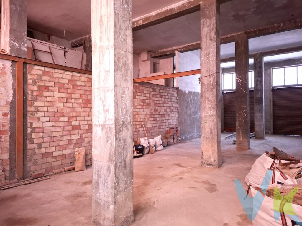  Se presenta una excelente oportunidad para establecer su negocio en la emblemática localidad de Castellón de la Plana. Ponemos a su disposición un espacioso local en venta, situado la zona de El Grao, un lugar estratégico que combina la tranquilidad del barrio con la actividad comercial. Este inmueble ofrece todo el potencial para satisfacer las necesidades empresariales más ambiciosas.La propiedad cuenta con 147 metros útiles, organizados de manera que optimizan el espacio para cualquier tipo de actividad comercial. Sus 152 metros construidos proporcionan un entorno amplio y versátil, ideal para adaptarse a su concepto de negocio, ya sea un comercio, una oficina o incluso, plantear un cambio de uso a vivienda. Su amplitud es una de sus características más destacadas, garantizando comodidad tanto para el equipo de trabajo como para los usuarios.Ubicado en un edificio erigido en 1967, el inmueble se beneficia de una sólida construcción que se ha mantenido en buen estado a lo largo de los años. Esta solidez no solo aporta seguridad, sino también la posibilidad de realizar renovaciones o personalizaciones a su gusto, permitiéndole poner en práctica sus ideas y transformar el espacio a su conveniencia.Su localización en El Grao es otra de las ventajas a tener en cuenta. Este barrio se distingue por su vibrante vida local y su proximidad tanto al puerto como a las principales arterias de Castellón de la Plana. Por lo tanto, se convierte en un punto de interés constante para turistas y residentes. La cercanía a paradas de autobús garantiza la accesibilidad, haciendo que llegar al local sea sencillo y conveniente para los clientes y empleados.La disposición del local facilita la organización del espacio de trabajo, pudiendo definir áreas específicas para diferentes funciones según requiera su negocio. La luz natural que entra por sus ventanales invita a un ambiente de trabajo agradable y acogedor, favoreciendo así un entorno productivo y placentero.Si busca una ubicación con una amplia visibilidad, este local se convierte en la elección perfecta. Su amplia fachada llama la atención de los clientes, lo que aumenta las posibilidades de atraer clientela y potenciar su negocio. Además, El Grao es conocido por su continuo desarrollo y crecimiento económico, lo cual garantiza un entorno propicio para los negocios.Con una oferta como esta, visitar el local es el primer paso para imaginar cómo se puede convertir en el epicentro de su actividad comercial. Un inmueble de estas características no permanece disponible por mucho tiempo, dada su excelente relación calidad-ubicación-precio.Le invitamos a programar una visita para apreciar en persona todas las cualidades que este local tiene para ofrecer. Estamos seguros de que, al conocerlo, podrá visualizar las posibilidades infinitas que este espacio puede brindarle. No deje escapar esta oportunidad única en Castellón de la Plana y sea parte del legado comercial de El Grao.El precio de venta no incluye gastos de notaría, Registro de la Propiedad, impuestos (ITP, IVA, AJD), ni honorarios de gestión inmobiliaria. A modo informativo: los impuestos pueden variar entre el 3% y el 11%, y nuestros honorarios representan el 2,2% + iva del precio final, con un importe mínimo de 3.000 EUR + iva 