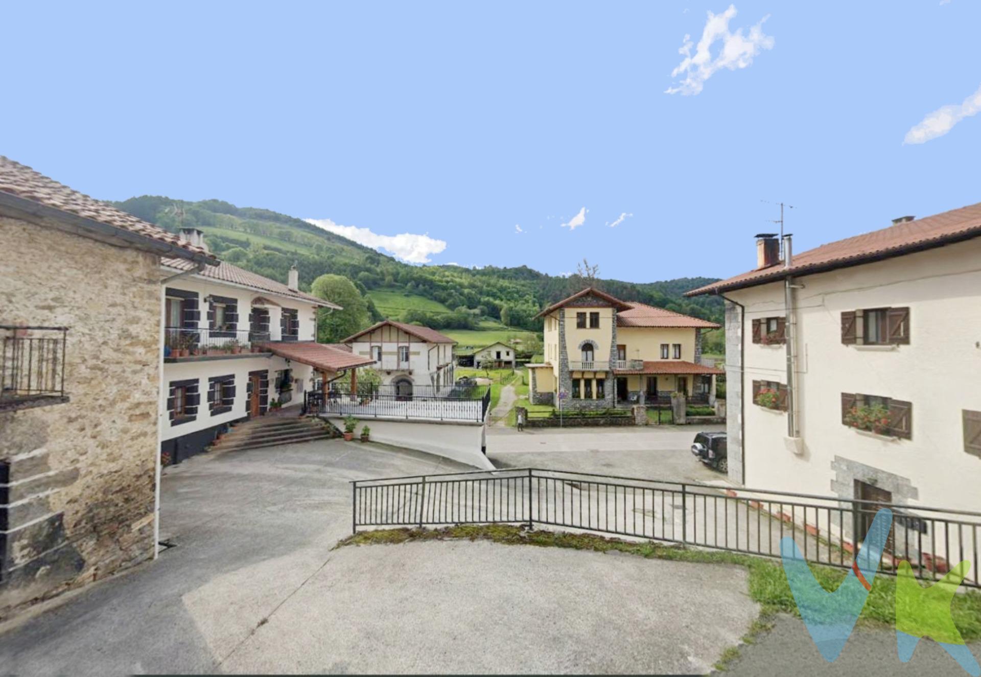 Areso (valle de Leitzaran) está rodeado de montañas, de verde, de caseríos de piedra distribuidos en las pendientes, calles adoquinadas, huertas.. un entorno mágico. En la parte  alta, cerca de la iglesia y su privilegiado mirador (antiguamente había una torre vigía) está la vivienda que te presentamos. Ideal como residencia habitual o un hogar para vacaciones para poder disfrutar de la naturaleza y la vida al aire libre. Distribuido en tres dormitorios, baño y la amplia y luminosa estancia de cocina (con isla)- salón comedor con techo de doble altura y ventanales en toda la fachada. Las vistas son espectaculares. Es  la primera altura de una casa construida en el 2008. Destaca la calidad de los materiales constructivos utilizados como la madera de roble francés, la madera africana del balcón tratada con aceites específicos.. así como la valoración de un ahorro energético con su calefacción de biomasa (la chimenea de leña se conecta a una serie de conductos que rodean la casa para distribuir equitativamente el calor en todas las estancias) y las ventanas con su cuádruple cámara. Areso es reconocido por su belleza, valioso patrimonio histórico, cultural y fascinante historia  con acontecimientos extraordinarios como la visita de la inquisición o su destrucción por parte de las tropas revolucionarias francesas.. de ahí su reconstrucción a partir del siglo XVIII. Colinda con la muga gipuzkoana. Su cercanía a la A15 hace muy fácil su acceso a Iruña-Pamplona (50 km) o Donosti- San Sebastián (48 km).  Las superficies expresadas en esta página tienen carácter descriptivo y son aproximadas. Muebles en inventario. Datos meramente informativos, sin valor contractual. El PVP indicado no incluye impuestos ni gastos de transmisión. 