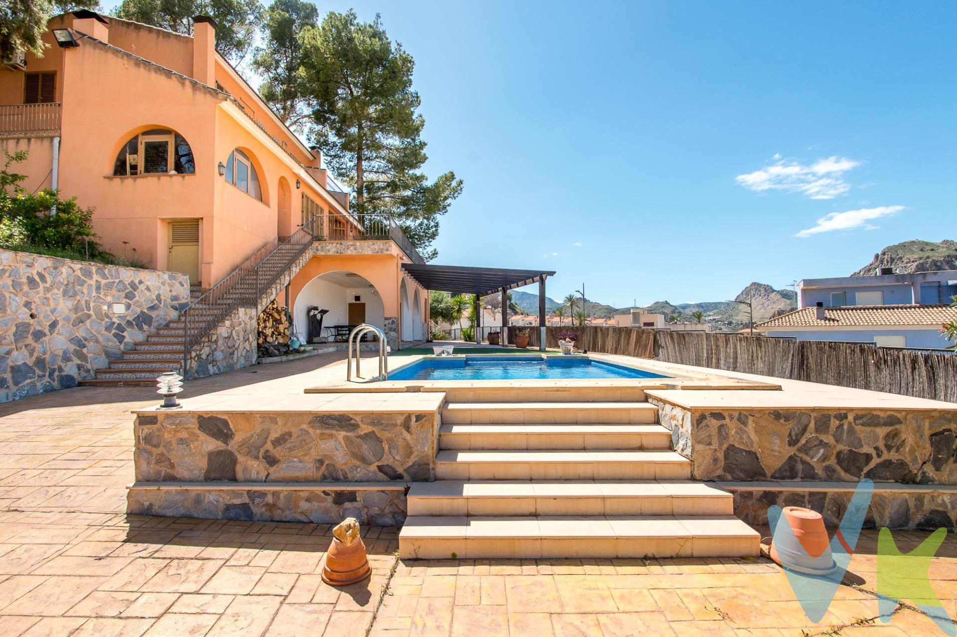 ¡Una oportunidad única en el corazón del Valle de Ricote! Se vende magnífica finca de 3.073 m² de parcela ubicada en el término municipal de Villanueva del Segura, un entorno natural privilegiado que destaca por sus impresionantes vistas despejadas a la Sierra de Ricote, coronada por la emblemática figura del Corazón de Jesús. La propiedad cuenta con una construcción principal inteligentemente dividida en dos viviendas independientes, lo que la convierte en el producto perfecto tanto para una gran familia que busca espacio y privacidad, como para inversores que deseen explotarla como complejo de alojamiento rural. Cada una de las dos viviendas está distribuida de forma idéntica, ofreciendo la máxima comodidad:.  5 amplias habitaciones.  Salón-comedor acogedor con chimenea, ideal para el invierno.  Cocina independiente totalmente equipada.  2 baños completos. Zonas exteriores y comunes (Un auténtico oasis):. El exterior está diseñado para el disfrute, el ocio y la comodidad, compartiendo unas instalaciones excepcionales:.  Gran piscina privada ideal para los meses de verano.  Zona de barbacoa y horno de leña tradicional, perfecta para reuniones y eventos.  Baño exterior completo para dar servicio a la zona de ocio.  Gran almacén/trastero con amplia capacidad de almacenaje.  Explanada de parking con capacidad para varios vehículos.  3.000 m² de terreno que garantizan una total privacidad, tranquilidad y un contacto directo con la naturaleza. Una propiedad versátil, con una ubicación estratégica y vistas inigualables. ¡Ven a visitarla y descubre todo su potencial!. Por mandato expreso del propietario, este inmueble se comercializa en multiexclusiva, lo que garantiza un acceso completo a la información, un servicio profesional y una gestión ordenada, sin interferencias de terceros. Si eres agente inmobiliario y tienes un cliente interesado, estaremos encantados de colaborar. Contáctanos sin compromiso. 🤝 Una compra tranquila y bien acompañada. Al contactar directamente con nosotros, evitarás molestias innecesarias a la propiedad. Nos encargamos de toda la intermediación, facilitándote la documentación, la información necesaria y un trato cercano, claro y sin complicaciones. Te informaremos con total transparencia de todos los aspectos de la compra, incluidos gastos y honorarios de agencia para que tomes decisiones con calma y seguridad. Nuestra forma de trabajar se basa en algo muy sencillo:. Calma → la tranquilidad de comprar tu vivienda con acompañamiento profesional en todo el proceso con nosotros. ℹ️ Información legal. La descripción del inmueble y las imágenes publicadas tienen carácter meramente informativo y no contractual. El precio ha sido fijado por la propiedad y podría sufrir variaciones hasta su formalización en contrato de compraventa. 💰 Gastos de la compra. Impuestos (ITP). Con bonificación: 3 %. Sin bonificación: 7,75 %. Notaría y Registro: aprox. 1.000 €. Honorarios de agencia: 3 % + IVA, con un mínimo de 3.000 € + IVA (No incluidos en el precio de venta). 