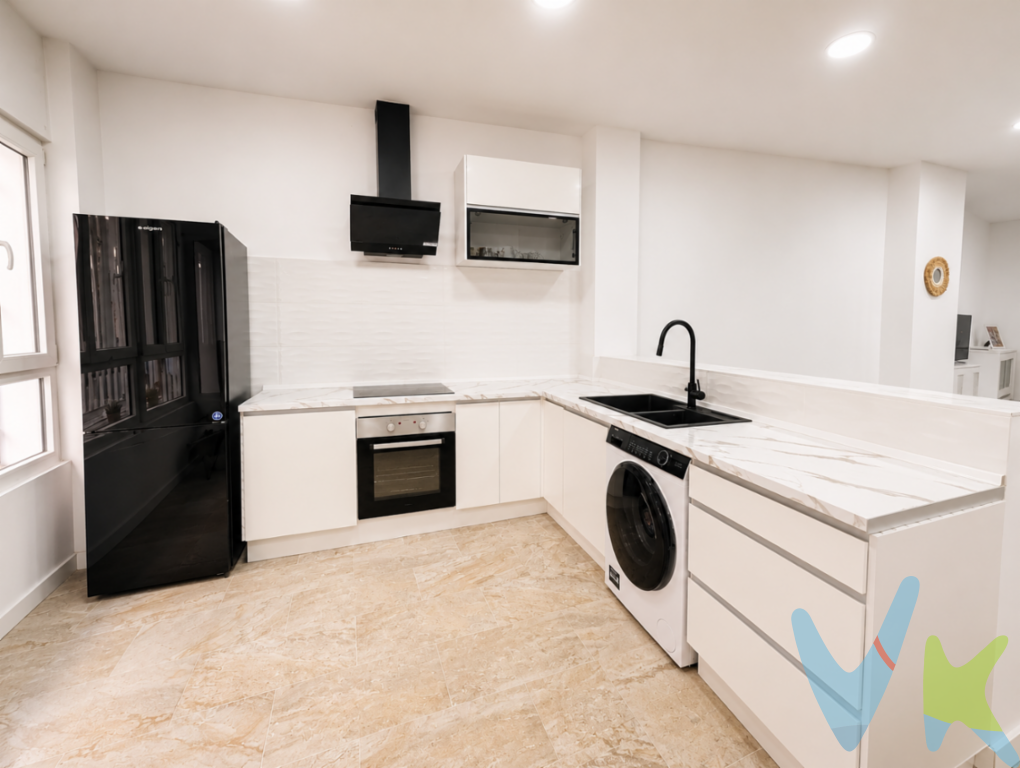 Se ofrece inmueble actualmente registrado como local comercial, acondicionado interiormente para uso residencial.La propiedad dispone de un proyecto técnico de cambio de uso ya elaborado y abonado, preparado para tramitar la correspondiente licencia conforme a normativa, quedando pendiente la ejecución de las obras necesarias para completar el proceso. También existe presupuesto de obra disponible, lo que permite al comprador conocer de antemano el alcance económico aproximado de la actuación.Una oportunidad interesante para quienes buscan un inmueble con potencial de regularización, con buena parte del trabajo técnico ya avanzado, pero con la tranquilidad de recibir información clara y sin falsas promesas: el cambio de uso deberá tramitarse ante el organismo competente y quedará sujeto a la aprobación administrativa correspondiente. Características principales:Actualmente inscrito como local comercial.Interior acondicionado como vivienda.Proyecto técnico de cambio de uso ya realizado y pagado.Presupuesto de obra disponible.Pendiente de ejecución de obra y tramitación/licencia administrativa.Ideal para compradores que busquen una inversión con recorrido, un inmueble para adaptar a sus necesidades o una oportunidad con documentación técnica avanzada.No pierdas esta oportunidad con grandes posibilidades de desarrollo. Te invitamos a visitar este local para que puedas evaluar su potencial y adecuación a tus necesidades personales. Solo un examen en persona puede proporcionar la verdadera comprensión del valor y potencial de este inmueble.Contáctanos para organizar una visita guiada por la propiedad. Estamos seguros de que una vez que veas este local comercial, reconocerás el gran valor que ofrece a tu inversión o empresa. Prepárate para sorprenderte con las posibilidades que este espacio tiene para ofrecer. ¡Estamos a tu disposición para cualquier consulta que tengas acerca de este inmueble! Condiciones económicas y legalesPVP: 114.900Gastos e impuestos no incluidos en el precio. La compra conlleva impuestos y gastos de formalización para el comprador.En las segundas o ulteriores transmisiones, el Impuesto de Transmisiones Patrimoniales (ITP) se liquidará conforme a la normativa vigente de la Comunitat Valenciana. Con carácter general, el tipo aplicable es del 10%, La compraventa se realizará con gastos según ley, por lo que los gastos de notaría y registro de la propiedad serán asumidos conforme a lo dispuesto en la normativa aplicable. A título orientativo, dichos gastos, según aranceles oficiales, pueden situarse aproximadamente entre 400  y 800 , dependiendo del precio final y de las circunstancias de la operación.Honorarios de intermediación inmobiliaria no incluidos en el precio: 4 % más IVA sobre el precio final de venta.Se informa al consumidor que la agencia actúa como intermediaria inmobiliaria en la operación, estando cualquier eventual compraventa y sus condiciones sujeta a la aceptación expresa del propietario o vendedor y a la posterior formalización del correspondiente contrato de arras.El consumidor tiene, conforme a la normativa vigente, a su disposición información y documentación adicional relativa al inmueble, pudiendo consultarla en la agencia inmobiliaria.La información contenida en este anuncio tiene carácter meramente informativo y no contractual, pudiendo estar sujeta a errores u omisiones involuntarias.