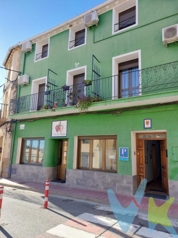 Edificio en venta destinada a Pensión Rural en Milagro, Navarra  Gran oportunidad de inversiónActualmente en funcionamiento y con rendimientos demostrables. Una excelente oportunidad de inversión en el sector turístico.El inmueble cuenta con aproximadamente 300 m² construidos, distribuidos en tres plantas, y se encuentra totalmente reformado y actualizado, listo para continuar con la actividad. Dispone de 8 habitaciones, algunas dobles con baño privado y otras con baño compartido, con una distribución funcional para uso turístico.Cuenta con salón-comedor donde se sirven desayunos y comidas, recepción y cocina equipada para el desarrollo de la actividad.Ubicado en un entorno tranquilo, próximo a las Bardenas Reales, enclave natural de gran atractivo turístico. Zona ideal para turismo rural y actividades al aire libre.Buena comunicación, a aproximadamente una hora de Pamplona y Logroño.Precio de venta: 350.000 EUROpción ideal para inversores o profesionales del sector, con posibilidad de combinar negocio y vivienda.📞 Contáctanos para más información o visita. Gastos e impuestos no incluidos en el precio. A título orientativo, en segundas transmisiones, el comprador abonará el Impuesto sobre Transmisiones Patrimoniales (ITP). Para consultar los porcentajes del ITP en Asturias puede hacerlo a través de la web oficial de servicios tributarios del Principado de Asturias https://sede.tributasenasturias.es/sites/sede/default/es_ES/Que-quieres-hacer/Transmisiones-Patrimoniales-y-AJD. La base imponible será el mayor valor entre precio de compraventa, tasación o valor de referencia catastral. Gastos de notaría y registro aranceles variables según precio, número de copias y complejidad).El comprador escoge libremente notario. El vendedor asume, por ley, los gastos que le correspondan, salvo pacto en contrario. Si se precisa hipoteca: Tasación, condiciones y costes bancarios según entidad elegida por el comprador; así como los gastos de gestoría y cualesquiera otros inherentes a la formalización de la compraventa. De acuerdo con la ley, no se incluyen en el precio otros gastos o tributos que legalmente correspondan al comprador. Honorarios de intermediación inmobiliaria a cargo del vendedor y honorarios de mediación inmobiliaria del 2% más I.V.A. con un mínimo 2.000EUR más I.V.A. a cargo del comprador.El consumidor tiene derecho, conforme a la normativa vigente, a disponer de información y documentación adicional relativa al inmueble y condiciones de la compraventa. Cualquier compraventa y sus condiciones quedan sujetas en todo caso a la aceptación expresa del vendedor del inmueble y a la posterior formalización del correspondiente contrato. El presente anuncio tiene carácter meramente informativo; la información suministrada se corresponde con la disponible a la fecha de publicación, pudiendo variar en función de las circunstancias o actualizaciones legales, contractuales y fiscales.