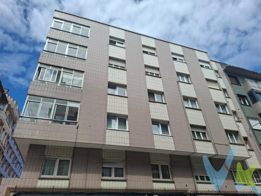 Siempre nos gusta encontrar pisos que tengan mucha luz, porque aunque en verano parece que no tiene tanta importancia, durante el resto del año, por lo menos a nosotros, nos da la vida. Y este piso, la tiene. Ubicado en una 5ª planta de un edificio cercano a La Arena y a la calle Uría, dispone de 3 dormitorios, salón, cocina independiente totalmente equipada, un baño con ventana y un aseo. Es una zona muy tranquila y nos permite ir andando a cualquier zona del centro, Playa San Lorenzo, Parque Isabel la Católica, Kilometrín, El Molinón... y para el caso de necesitar transporte público, dispone de un montón de conexiones de autobús alrededor.El edificio se encuentra en buen estado y cuenta con una cuota de comunidad muy pequeña. Tanto la calefacción como el ACS son eléctricos. Tiene todos los servicios cerca, colegios, supermercados, centro de salud, comercio de proximidad y Centro Comercial a pocos minutos a pie...En definitiva una buena opción para vivir en plena ciudad de Gijón.Estamos seguros que os gustará...lo vemos?En el precio del inmueble no se incluyen los gastos de Notaría, Registro e Impuestos asociados a la operación.