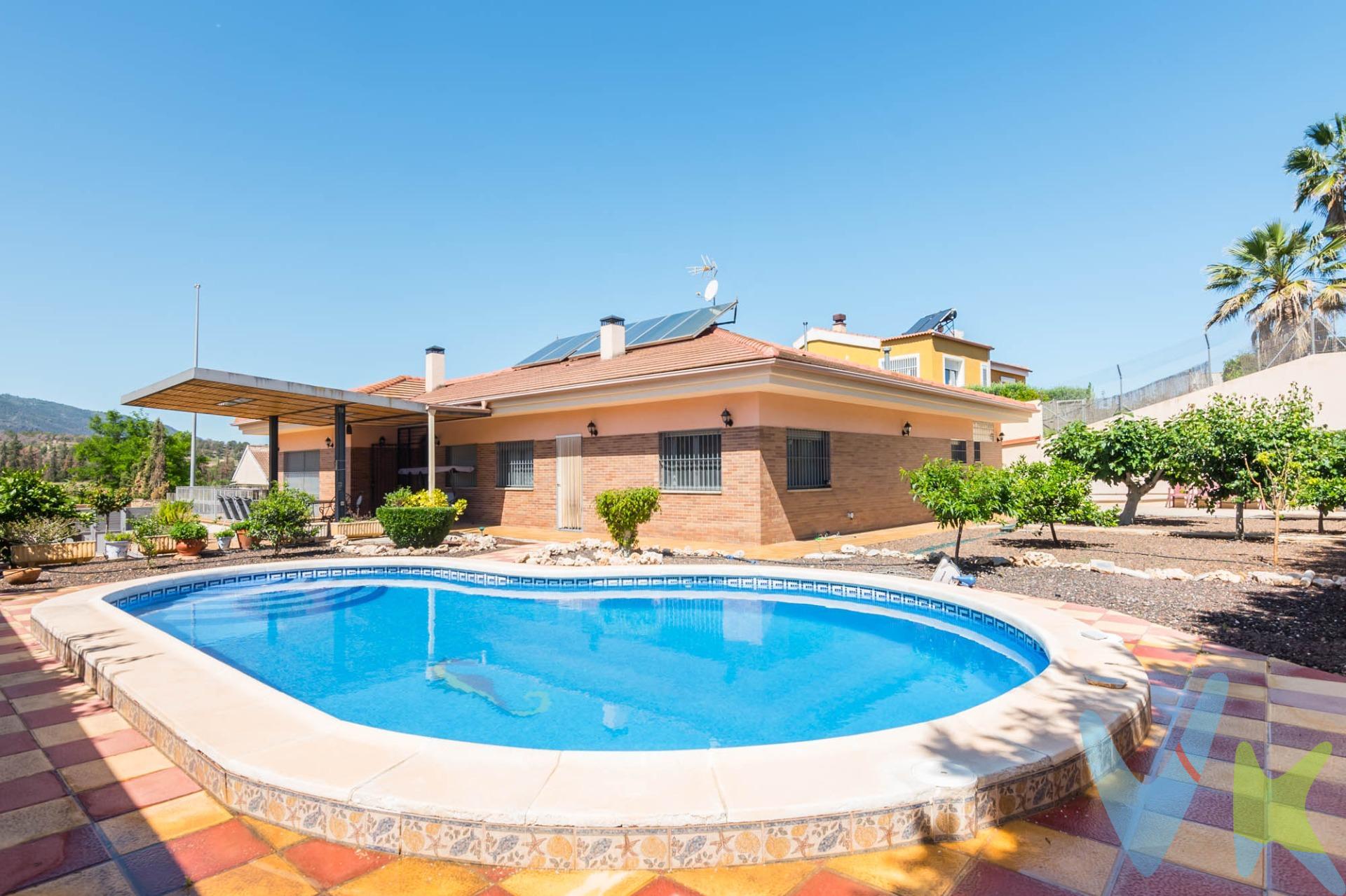 Crea el hogar que siempre has soñado en este exclusivo chalet ubicado en la urbanización Torreguil (Murcia), rodeado de naturaleza y con todo lo que necesitas para disfrutar desde el primer día. Se vende completamente amueblado y equipado, incluyendo mobiliario, electrodomésticos, TVs, cortinas y mucho más. Características destacadas:. Parcela de aprox. 1.150 m² con arbolado, terrazas y zonas de paseo. Vivienda de aprox. 400 m² distribuida en dos plantas. Piscina con sistema de sal y depuradora. Barbacoa y horno exterior independiente. Sistema de riego automático con recogida de aguas pluviales. Persianas motorizadas y rejas de seguridad. Garaje con puerta automática para 2-3 coches. Alarma y cámaras de vigilancia. Planta principal:. Amplio salón-comedor con cocina francesa. Cocina independiente completamente equipada. 4 dormitorios (uno con vestidor y baño en suite con jacuzzi). 3 baños (uno con acceso desde la piscina). Planta inferior:. Sala multifuncional con horno y fregador. Sala de máquinas con placas solares y purificadora de agua. Bodega y sala de herramientas. Baño completo. Acceso interior a la planta principal. Para terminar, te queremos comentar algo: ¡Descubre una aventura inmobiliaria que combina calidad, pasión y profesionalidad! La confianza que los propietarios han depositado en nosotros es un testimonio de nuestro compromiso en brindarte un servicio excepcional. Aquí viene el detalle especial: al contactarnos directamente, evitarás molestarlos, nosotros seremos tus intermediarios y te proporcionaremos toda la asistencia necesaria. Estamos aquí para facilitarte la documentación e información que requieras, y te prometemos un trato cálido y sin complicaciones. Te informaremos detalladamente de todos los aspectos, incluyendo gastos de la compra y honorarios de agencia que no están incluidos en el precio, para garantizar tu comodidad y tranquilidad durante todo el proceso. Esa es nuestra esencia, proporcionarte #Calma: “Estado ideal de tranquilidad que tendrás al comprar tu casa con nosotros”. Queremos que sepas que tanto la descripción del inmueble como las imágenes que ves son valiosas referencias informativas, en ningún caso tienen carácter contractual. Asimismo, el precio ha sido designado por la propiedad por lo que podría sufrir variaciones y no sería vinculante hasta que se formalice en contrato de compraventa. * ¡Oye, agente inmobiliario! Si estás leyendo este texto y te gusta, te desafiamos a ser creativo y sorprendernos con una adaptación original. ¡Nada de copiar y pegar, queremos ver tu ingenio en acción! Así que prepárate para darle un toque único y cautivador a estas palabras. Estamos ansiosos por ver cómo le das vida a este mensaje con tu propia magia inmobiliaria. ¡Adelante, demuéstranos de qué eres capaz!. 