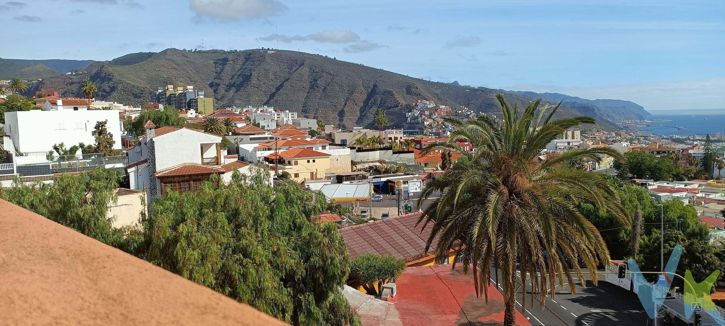 Chalet con unas hermosas vistas y en una ubicación con todos los servicios a la mano, Cuenta con una gran terraza en la planta baja con capacidad para aparcar 8 coches, una zona ideal para una gran piscina y zonas ajardinadas con arboles frutales y plantas decorativas, dos trasteros y un aseo. En la planta noble encontramos el salón principal con un balcón orientado al este para disfrutar de todas las vistas al mar y la ciudad. Cuenta con un segundo salón y zona de despacho, amplia cocina con una gran despensa y acceso independiente desde la entrada, un aseo de cortesía y una habitación con su baño privado. en la segunda planta un balcón interior a la doble altura del salón, una zona de despacho, dos habitaciones sencillas con sus armarios empotrados, dos habitaciones dobles, ambas con armarios empotrados, una de ellas con un gran baño en suite, otro baño completo para las demás habitaciones, un armario y un almacén para el almacenaje de todo lo que se necesite, en la planta cubierta nos encontramos con un cuarto lavadero y una gran terraza con unas vistas 360º de la ciudad y la montaña. Datos meramente informativos sin valor contractual. Impuestos y gastos de transmisión no incluidos en el precio de venta.