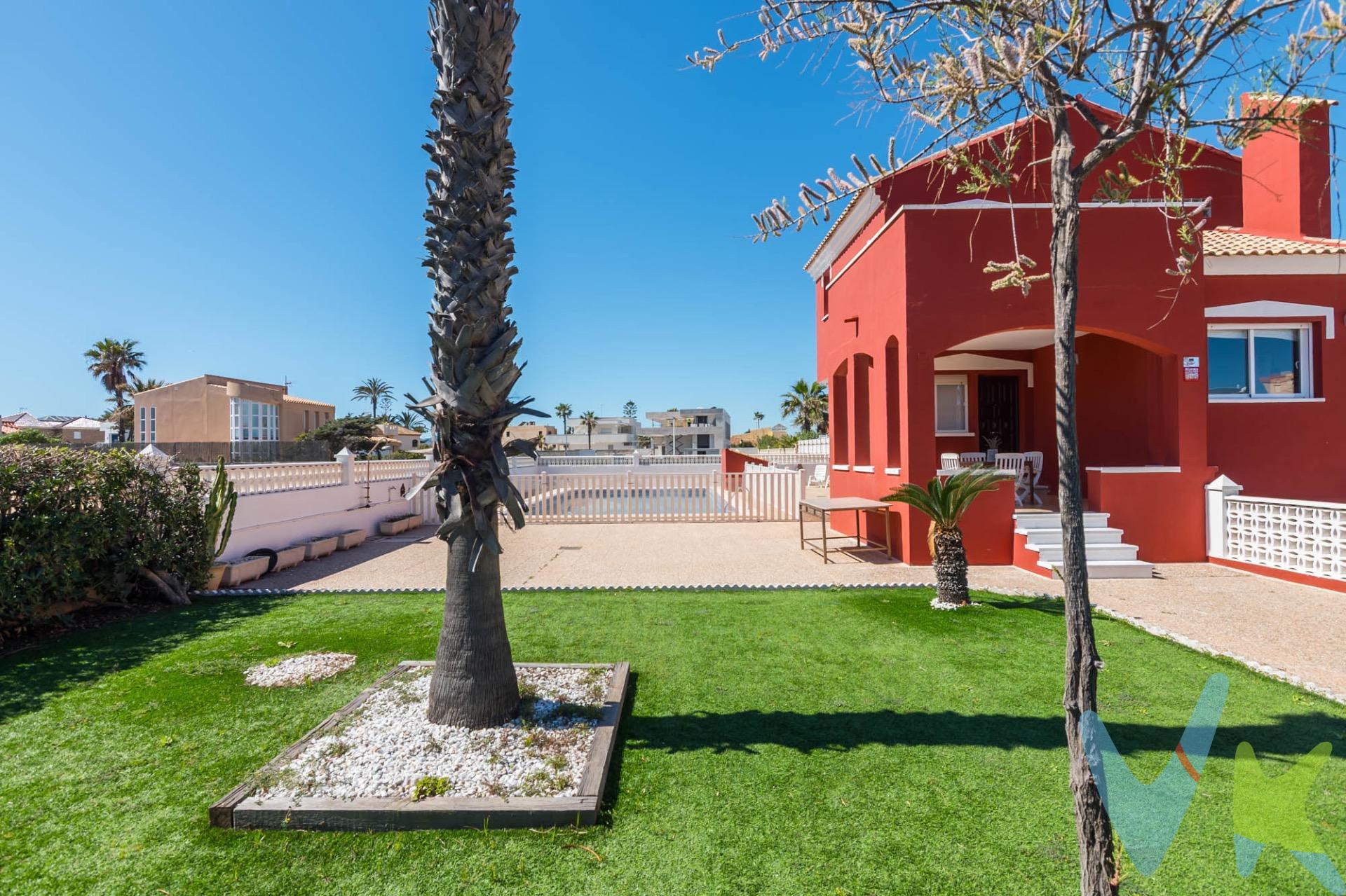 Esta villa unifamiliar combina el encanto mediterráneo con la comodidad de un hogar pensado para disfrutar cada temporada del año. Situada en una de las zonas más exclusivas de La Manga, se levanta sobre una amplia parcela privada con acceso cómodo y vistas despejadas. La vivienda se distribuye en dos plantas y un semisótano destinado a garaje. Su diseño interior destaca por la luminosidad y el juego de alturas: el salón-comedor se abre a doble altura, creando una sensación de amplitud y conexión entre espacios. En la planta principal se encuentran una cocina independiente totalmente equipada, un dormitorio y un baño con ducha. En la planta superior, tres dormitorios llenos de luz natural y un baño completo forman la zona de descanso. El dormitorio principal, ligeramente elevado, dispone de acceso a una terraza privada perfecta para contemplar el atardecer sobre el Mar Menor. En el exterior, el encanto se multiplica: una agradable zona de barbacoa con porche invita a largas comidas al aire libre, acompañada por una cocina exterior completamente equipada y un baño auxiliar que ofrecen total comodidad. Su arquitectura mediterránea y funcional se equilibra con una atmósfera acogedora que invita a disfrutar de la tranquilidad, el sol y la brisa marina. Un hogar ideal tanto para vivir como para escaparse los fines de semana y desconectar frente al mar. 🔑 Comercialización en multidifusión. Por mandato expreso del propietario, este inmueble se comercializa en multiexclusiva, lo que garantiza un acceso completo a la información, un servicio profesional y una gestión ordenada, sin interferencias de terceros. Si eres agente inmobiliario y tienes un cliente interesado, estaremos encantados de colaborar. Contáctanos sin compromiso. 🤝 Una compra tranquila y bien acompañada. Al contactar directamente con nosotros, evitarás molestias innecesarias a la propiedad. Nos encargamos de toda la intermediación, facilitándote la documentación, la información necesaria y un trato cercano, claro y sin complicaciones. Te informaremos con total transparencia de todos los aspectos de la compra, incluidos gastos y honorarios de agencia para que tomes decisiones con calma y seguridad. Nuestra forma de trabajar se basa en algo muy sencillo:. Calma → la tranquilidad de comprar tu vivienda con acompañamiento profesional en todo el proceso con nosotros. ℹ️ Información legal. La descripción del inmueble y las imágenes publicadas tienen carácter meramente informativo y no contractual. El precio ha sido fijado por la propiedad y podría sufrir variaciones hasta su formalización en contrato de compraventa. 💰 Gastos de la compra. Impuestos (ITP). Con bonificación: 3 %. Sin bonificación: 7,75 %. Notaría y Registro: aprox. 1.000 €. Honorarios de agencia: 3 % + IVA, con un mínimo de 3.000 € + IVA (No incluidos en el precio de venta). 