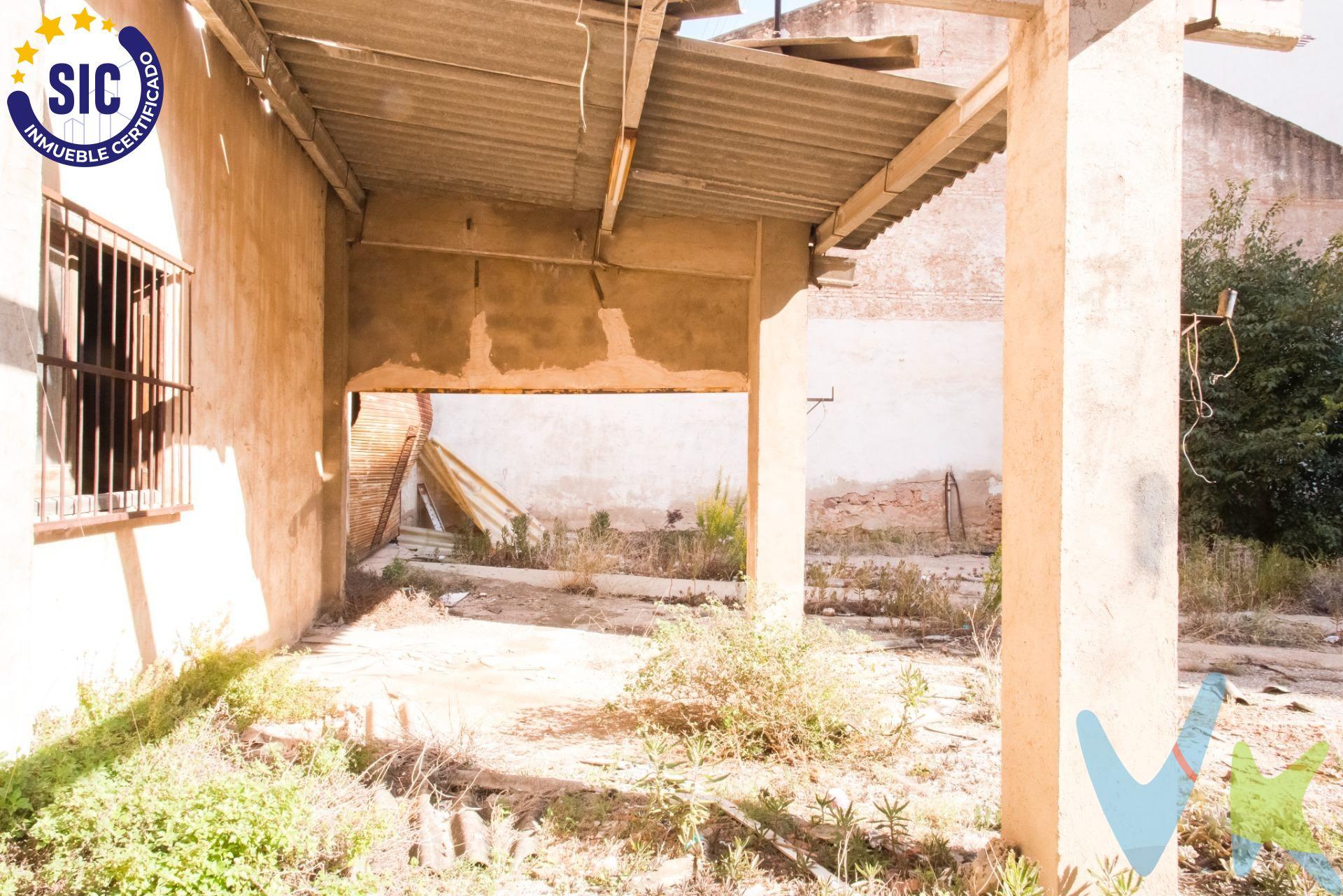 Descubre este impresionante local comercial de 1.140 m² dividido en dos espacios independientes, ubicado en una zona de alto tránsito junto al Corte Inglés, la estación de tren y la Universidad Jaume I (UJI). Una oportunidad única para empresarios e inversores que buscan visibilidad, accesibilidad y versatilidad. 🔹 Oficina bancaria equipada, con cristales de seguridad. 🔹 Taller con acceso a amplio patio exterior de 441 m². 🔹 Posibilidad de adaptar el espacio para parking público u otros usos comerciales (previa autorización). 🔹 Zona con gran afluencia de clientes potenciales y múltiples servicios. Gracias a su excelente conexión y entorno comercial consolidado, este local ofrece todo lo necesario para destacar frente a la competencia y crecer con solidez. 📍 Perfecto para bancos, talleres, clínicas, supermercados, coworkings o negocios innovadores que requieran espacio y ubicación premium. 📞 ¡No dejes pasar esta oportunidad! Ven a visitarlo y visualiza el futuro de tu negocio aquí. Este inmueble es en exclusiva, con lo que le facilitamos cualquier información sobre la vivienda. Por este motivo, solicitamos no molesten al propietario, ocupantes de la propiedad, vecinos o conserje de la comunidad. En todos los casos los precios expuestos son más impuestos y gastos derivados de la transmisión del inmueble. . 