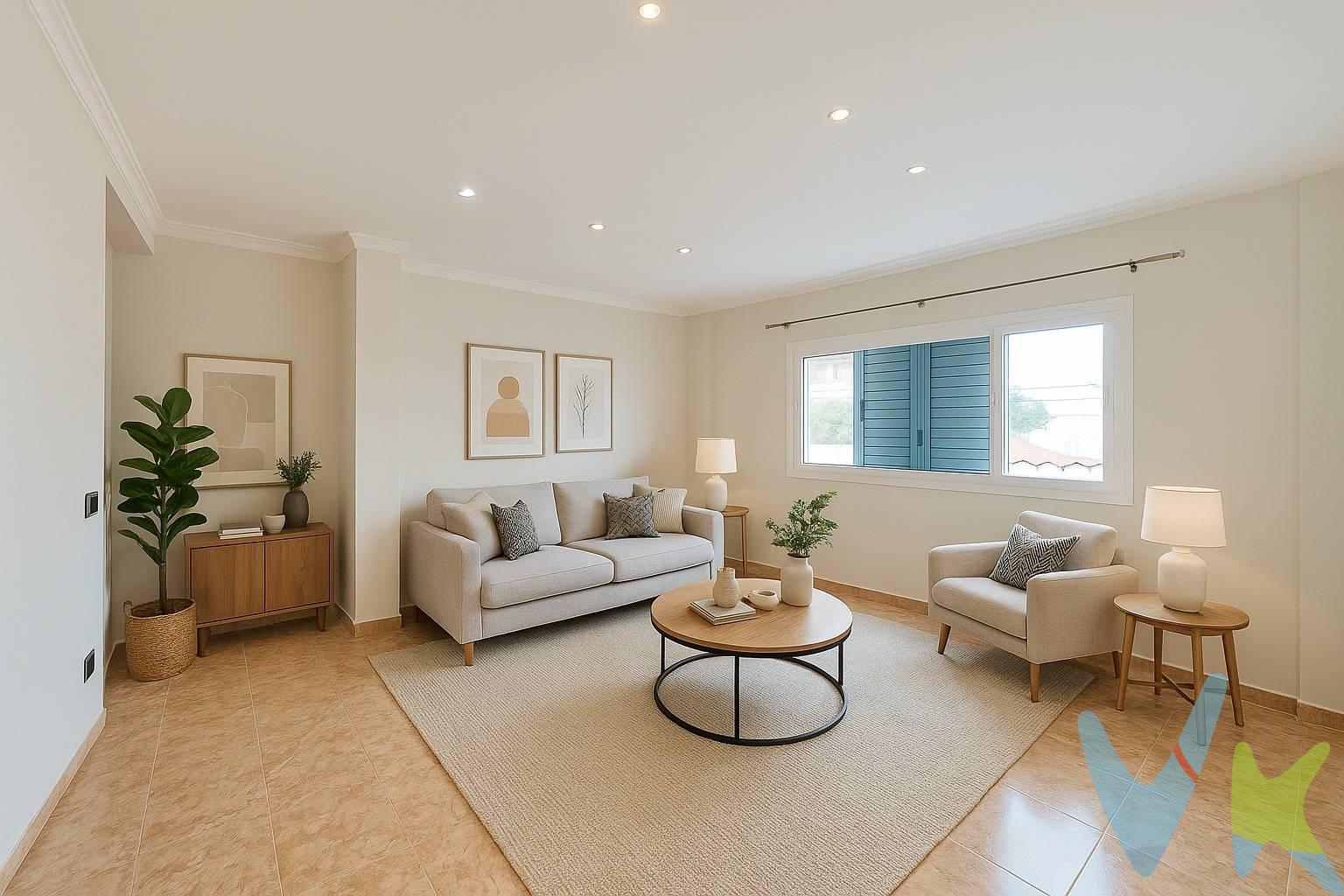 ¡BAJADA DE PRECIO! A la venta estupendo piso de 84 m2 (superficie catastral) en La Isleta, con bellas vistas al Puerto de la Luz y a pocos minutos de la Playa de las Canteras, considerada una de las mejores playas urbanas del mundo. El inmueble se distribuye en 3 dormitorios (uno de ellos con armario empotrado), amplio salón-comedor, cocina equipada con electrodomésticos y acceso al patio y baño con plato de ducha. Además cuenta con una cómoda plaza de garaje y un trastero en la azotea. La vivienda es muy luminosa dando al exterior y también cuenta con ventanas al patio interior. El edificio no cuenta con ascensor y la vivienda se encuentra en una entreplanta y solo hay que subir 9 escalones. Sin lugar a dudas, esta propiedad representa una opción segura para aquellos que buscan lo mejor en una de las zonas más cotizadas de la ciudad de Las Palmas de Gran Canaria. Cuenta con todos los servicios a su alcance (centro de salud, farmacia, supermercados, playa, mercado, restaurantes, colegios, centro comercial, Acuario Poema del Mar, paradas de guagua, etc). ¡APROVECHE ESTA OPORTUNIDAD PARA CONVERTIR ESTA PROPIEDAD EN SU VIVIENDA! ¡MUY INTERESANTE TAMBIÉN PARA INVERSORES!. Información: en el precio de venta no se incluyen gastos de notaría, registro e impuestos derivados de la misma. Los datos expuestos son meramente orientativos y se encuentran sujetos a errores u omisiones involuntarias. 