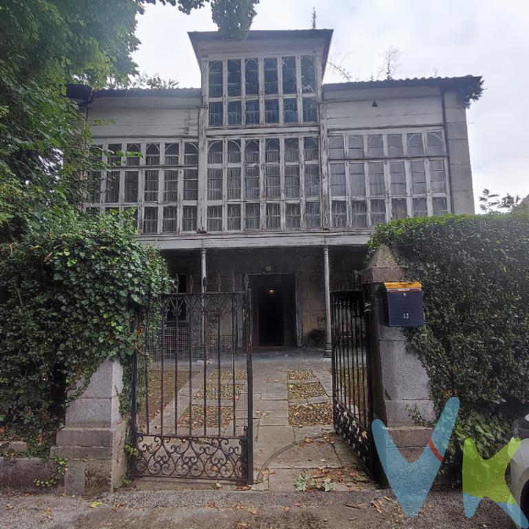 Descubre esta impresionante casa en una de las áreas más exclusivas y tranquilas de Riba, que combina a la perfección el encanto del pasado con las comodidades modernas que todos desean. A la venta se presenta una oportunidad inigualable de adquirir un hogar histórico construido en el año 1900, ofreciente de una experiencia de vida distintiva que no se encuentra fácilmente.La propiedad cuenta con 1100 metros cuadrados de espacio útil, ofreciendo amplias áreas que pueden adaptarse a las necesidades y aspiraciones de cualquier familia o entusiasta del espacio. Esta excepcional vivienda dispone de siete habitaciones, proporcionadas de un espacio tan generoso que cada una se presta a ser personalizada como se desee, ya sea para recibir a visitantes, crear una oficina en casa o cualquier otro propósito que requiera un toque especial.Además, la casa está equipada con dos aseos, convenientemente ubicados para el máximo confort. Cada uno de estos espacios ha sido diseñado pensando en la funcionalidad, sin sacrificar la estética clásica que caracteriza a esta envidiable propiedad.Aún más, el inmueble, de 1129 metros cuadrados construidos, cuenta con un espacioso garaje, esencial para quienes valoran la comodidad de tener un lugar propio para sus vehículos. La amplitud del espacio ofrece más que suficiente espacio para almacenamiento adicional o para aquellos que desean implementar un área de trabajo dentro del hogar.Un atractivo balcón se suma al encanto de esta casa, prometiendo amaneceres tranquilos y un espacio para disfrutar de las noches estrelladas. Es un rincón perfecto para una lectura al aire libre mientras disfruta de las vistas que brinda esta magnífica propiedad.No pasa desapercibida la cautivadora zona ajardinada que rodea la casa. Este jardín se convierte en un oasis de tranquilidad para quienes buscan un respiro del bullicio diario. Ofrece un espacio ideal para desarrollar un jardín personalizado, un lugar seguro para el esparcimiento de los más pequeños o, sencillamente, un entorno propicio para conectarse con la naturaleza.Considerando todas estas particularidades, esta casa en Riba no es simplemente otra propiedad en venta; es una oportunidad de vivir una vida distinguida en un entorno que invita a ser disfrutado y apreciado a cada instante. La fusión de sus espacios históricos con las posibilidades infinitas de personalización permite que esta casa sea un lienzo para sus futuros propietarios.Explorar este inmueble implica una invitación a imaginarse en un hogar que ha sido testigo de más de un siglo de historia, ahora modernamente adaptado para ofrecer el mejor confort a sus residentes. Nos gustaría invitarte a conocer este magnífico hogar. Organiza una visita y experimenta en primera persona el ambiente único y la belleza auténtica que esta propiedad ofrece. El futuro de tu nuevo hogar está aquí, esperando ser descubierto. 