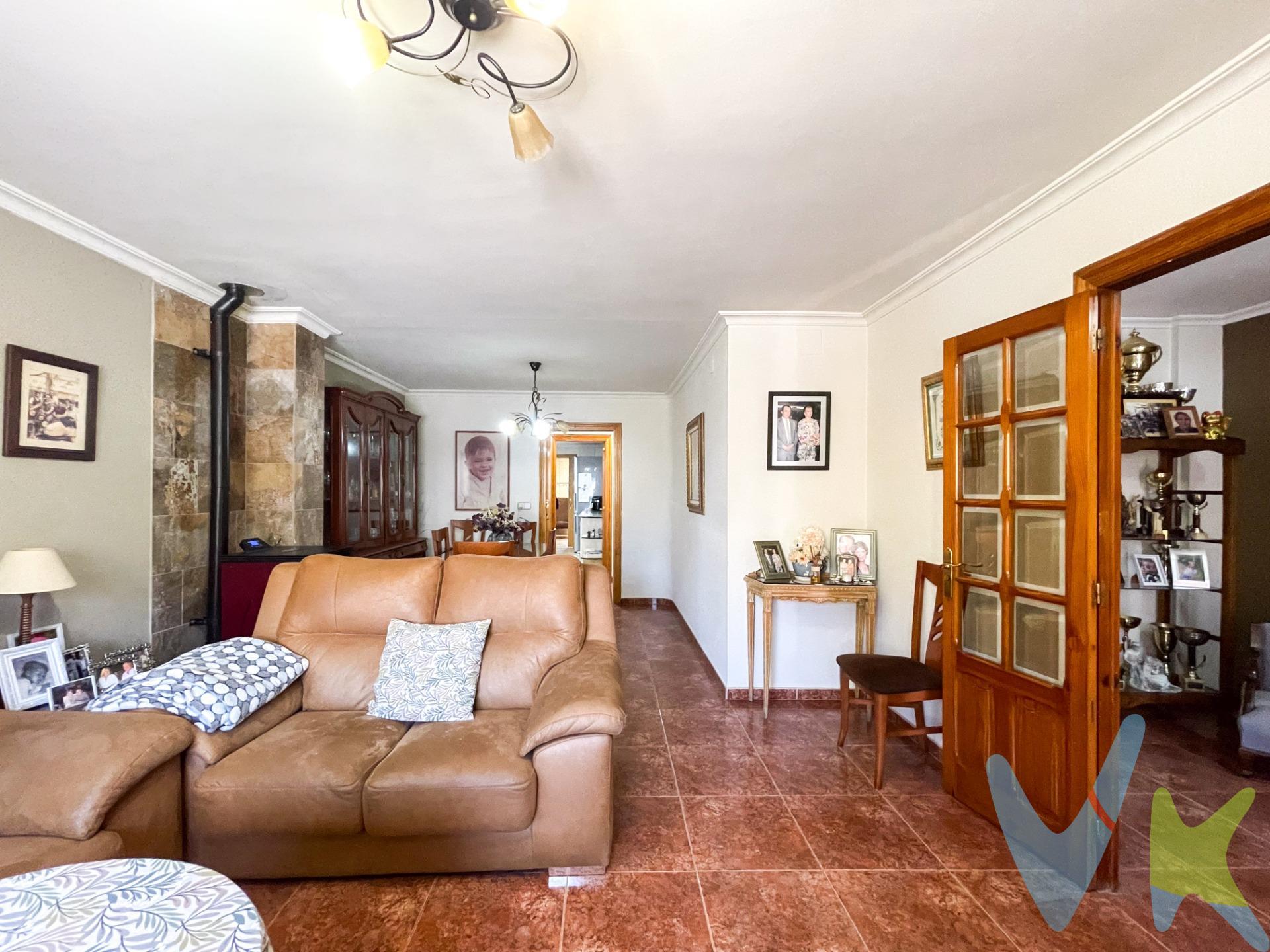 Se vende una impresionante casa unifamiliar completamente reformada con materiales de primera calidad, situada en la prestigiosa Plaza Fuente la Carrera, en el pintoresco barrio de Las Peñas, Requena. Esta vivienda ofrece una combinación perfecta de elegancia, confort y funcionalidad, ideal para aquellos que buscan un hogar excepcional para su familia. Al entrar en esta magnífica propiedad, te encontrarás un acceso a un espacioso sótano que incluye un garaje con capacidad para 3 o 4 coches, proporcionando amplio espacio para estacionar y almacenar con entrada por la calle trasera.  La planta principal, serás recibido por un amplio y luminoso salón comedor, el lugar perfecto para reunir a toda la familia y disfrutar de momentos inolvidables. La cocina completa, de buen tamaño y equipada con electrodomésticos modernos, invita a preparar tus mejores guisos, y no podía faltar una gran alacena que asegura suficiente espacio de almacenamiento. En esta misma planta, un elegante baño completo con acabados de primera calidad garantiza la comodidad diaria. Además, encontrarás una habitación doble, espaciosa y acogedora, ideal para huéspedes o como dormitorio principal. La sala de estar, que cuenta con una chimenea de leña, es un espacio especialmente acogedor donde podrás cocinar tus mejores paellas o carnes a la brasa, creando un ambiente cálido y hogareño. Al subir a la primera planta, te esperan cuatro habitaciones dobles, dos con vistas a la fachada principal y dos con vistas al interior. Todas las habitaciones gozan de vistas despejadas y abundante luz natural, ofreciendo el espacio perfecto para el descanso y la privacidad de cada miembro de la familia. Un baño completo, recientemente reformado en un estilo moderno con un gran plato de ducha, proporciona un espacio de relax y confort. La tercera planta te sorprenderá con un gran espacio abuhardillado, que incluye un balcón ajardinado con vistas a la plaza. Una gran chimenea central se convierte en el corazón de esta planta, perfecta para pasar los fines de semana de invierno jugando a juegos de mesa en familia y creando recuerdos inolvidables. La terraza abierta es un verdadero oasis al aire libre, ideal para las noches de verano. Este espacio te ofrece la oportunidad de transformarlo en un área chill-out, desde donde podrás disfrutar de vistas despejadas de todo el paraje, relajándote y disfrutando de momentos especiales bajo las estrellas. Esta magnífica casa no solo destaca por su excelente ubicación y sus acabados de alta calidad, sino también por el confort y la calidez que ofrece a sus residentes. Cada rincón de esta vivienda ha sido diseñado pensando en tu bienestar y el de tu familia, proporcionando un entorno perfecto para crear y disfrutar de innumerables momentos felices juntos. ¡No pierdas la oportunidad de hacer de esta casa tu hogar! Ponte en contacto con nosotros para más información y para agendar una visita. Descubre por ti mismo todo lo que esta joya en el barrio de Las Peñas tiene para ofrecerte. ¡Esperamos poder darte la bienvenida a tu nuevo hogar!. La descripción del presente inmueble e imágenes tienen mero carácter informativo y en ningún caso carácter contractual, pudiendo ser modificados por la inmobiliaria comercializadora sin que ello implique responsabilidad alguna frente a terceros. En el precio de venta a público, esta propiedad NO incluye los gastos de adquisición (Notario, registro, gestión, honorarios, etc…). 