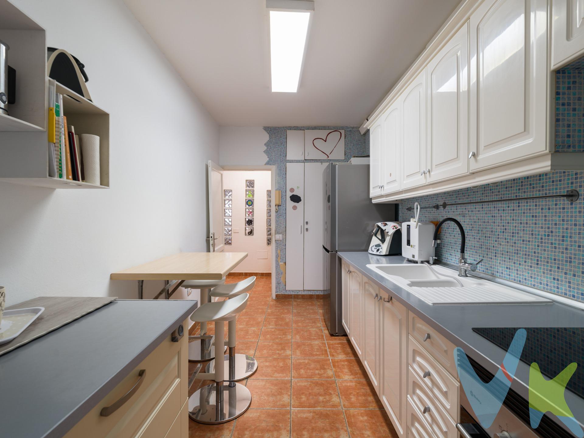 Amplio y luminoso piso ubicado en la primera planta de un edificio residencial en El Tablero, en el municipio de San Bartolomé de Tirajana. Esta zona, cada vez más valorada por su cercanía con Maspalomas y sus excelentes conexiones, resulta ideal tanto para quienes trabajan o residen en el sur de la isla como para inversores que buscan una propiedad cerca de las principales zonas turísticas de Gran Canaria. En sus alrededores se encuentran centros comerciales, colegios, supermercados, servicios de salud y transporte público, todo a solo unos minutos de las famosas dunas y playas del sur. La propiedad cuenta con una superficie construida de 128m2, y se distribuye en dos dormitorios dobles, uno de ellos con vestidor y armarios empotrados, un dormitorio adicional de tamaño simple, dos baños completos, cocina independiente con acceso a una práctica solana, y un salón-comedor amplio y muy luminoso gracias a sus ventanales. Una excelente oportunidad para quienes buscan amplitud, buena ubicación y comodidad en el sur de la isla.  La propiedad se encuentra actualmente sin muebles. Precio de Venta al Público (PVP) – No incluye gastos. Impuestos y demás gastos legalmente correspondan al comprador. Inmueble sujeto a ITP del 6,5% con carácter general; existen excepciones según normativa aplicable. Base imponible el mayor valor entre: 1) precio de venta: 2) tasación; 3) valor referencia catastral. Gastos Notaria y Registro entre 0,3% - 0,8% aprox. según aranceles. Financiación: gastos de hipoteca, tasación y gastos bancarios a cargo del comprador y según su necesidad y elección.  Honorarios inmobiliaria a cargo del vendedor.  Operación y condiciones de compraventa sujeta a aceptación expresa del vendedor. Para acceder a información y documentación legalmente exigible por el consumidor puede contactarnos. Anuncio sujeto a errores, cambios de precio, omisión y/o retirada del mercado sin aviso previo.
