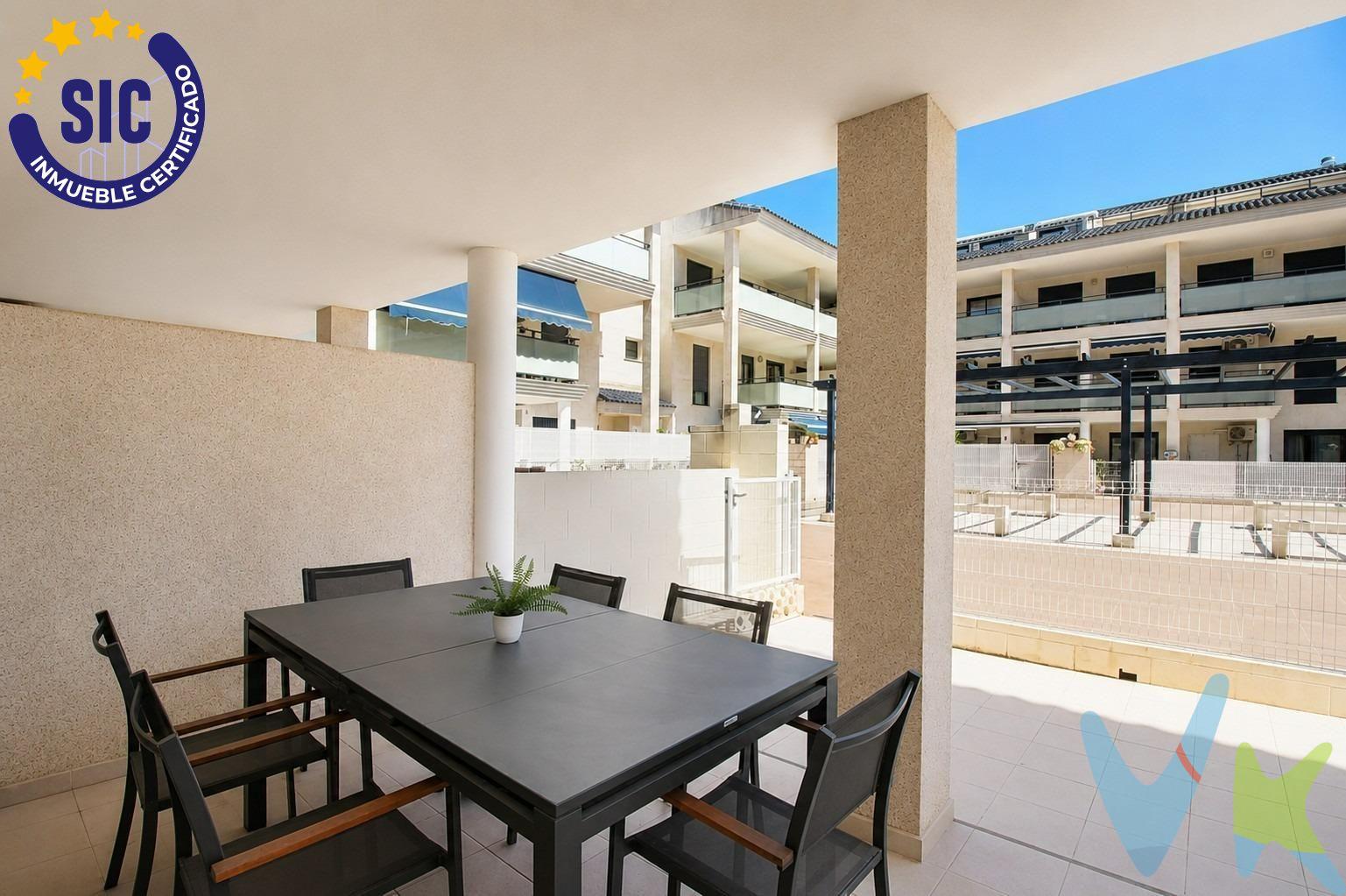 A tan solo 350 metros de la playa, esta acogedora vivienda en Puçol es el lugar perfecto para quienes buscan tranquilidad, comodidad y calidad de vida durante todo el año o en sus momentos de descanso. Situada en una zona residencial muy tranquila, invita a disfrutar del mar, la brisa mediterránea y la calma de un entorno pensado para desconectar. La vivienda cuenta con tres dormitorios, dos baños completos, una práctica cocina con galería y un luminoso comedor con salida directa a una agradable terraza, ideal para desayunar al aire libre, compartir cenas de verano o simplemente relajarse al final del día. Además, el residencial dispone de piscina comunitaria, perfecta para disfrutar en familia y aprovechar al máximo los días soleados que ofrece la costa valenciana. Su ubicación combina la cercanía a la playa con la tranquilidad de una zona cómoda y bien comunicada, convirtiéndola en una oportunidad ideal tanto como vivienda habitual, segunda residencia o inversión junto al mar. La vivienda también incluye plaza de garaje y trastero, aportando ese extra de comodidad y espacio tan importante en el día a día. Si siempre has imaginado despertar cerca de la playa y vivir con calma, este puede ser el hogar que llevabas tiempo buscando. INFORMACIÓN LEGAL AL CONSUMIDOR:. El precio indicado no incluye impuestos ni gastos derivados de la compraventa. Gastos a cargo del comprador:. • Impuesto de Transmisiones Patrimoniales (ITP): En segundas transmisiones, el tipo general vigente en la Comunitat Valenciana es del 10% sobre la base imponible, que será el mayor valor entre el precio de compraventa, el valor declarado o el valor de referencia catastral, pudiendo aplicarse tipos reducidos según las circunstancias del comprador. • Honorarios de intermediación inmobiliaria: 4% del precio final de venta con un mínimo de 4000€ + IVA (21%), a cargo del comprador. No incluidos en el precio de venta. • Notaría y Registro de la Propiedad: Los aranceles son oficiales y variables en función del precio y características de la operación. A título orientativo, entre 600 € y 1.000 €. Los gastos se distribuirán conforme a la normativa vigente, salvo pacto en contrario. Las condiciones pueden variar en función de las circunstancias personales y del régimen fiscal aplicable. Otros gastos:. • Gastos de financiación: Tasación, comisiones y condiciones bancarias según la entidad elegida por el comprador. • Gestoría: Servicio opcional, con costes variables en función del proveedor. • Podrán existir otros gastos inherentes a la formalización de la compraventa que correspondan al comprador según normativa vigente. El vendedor asumirá los gastos que legalmente le correspondan, salvo pacto en contrario. El inmueble no se encuentra sujeto, a fecha de publicación, a limitaciones de precio derivadas de normativa de zonas de mercado residencial tensionado. Se facilitará al cliente información detallada y personalizada de todos los costes asociados a la operación, así como la documentación relativa al inmueble, disponible en la sede física de la agencia - Av. Blasco Ibáñez 5 Bajo, 46970, Alaquàs (Valencia) y/o en el medio electrónico habilitado – www.inmueblesvalencianos.net. La agencia actúa exclusivamente como intermediaria en la operación. Cualquier compraventa queda sujeta a la aceptación expresa del vendedor y a la formalización del correspondiente contrato. El presente anuncio tiene carácter meramente informativo y no contractual, pudiendo estar sujeto a errores, cambios o actualizaciones.  . La venta de esta vivienda se gestiona mediante contrato de EXCLUSIVA COMPARTIDA por lo que se trabaja con cerca de 400 Inmobiliarias. . 