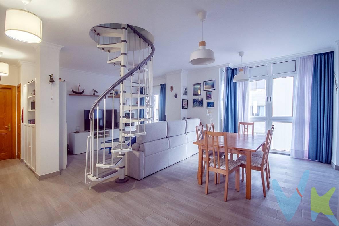 Vivir a pocos minutos de Las Canteras y en la última planta del edificio es un lujo poco habitual en La Isleta. Este piso está totalmente reformado y listo para entrar a vivir, e incluye garaje, trastero y acceso exclusivo a un espacio bajo cubierta, algo difícil de encontrar en la zona. Se vende amplio piso en La Isleta, uno de los barrios con más carácter de Las Palmas de Gran Canaria, a pocos minutos caminando de la Playa de Las Canteras, considerada una de las mejores playas urbanas de Europa. La vivienda se sitúa en la última planta del edificio, lo que aporta tranquilidad, luminosidad y ventilación. Cuenta con una superficie construida aproximada de 95 m² y buhardilla de 44 m2 con una distribución cómoda con 3 habitaciones,  3 baños, amplio salón comedor y cocina independiente con solana. Uno de los aspectos más interesantes es que dispone del uso y disfrute exclusivo de la parte edificada bajo cubierta situada en la proyección vertical de la vivienda, a la que se accede mediante una escalera de caracol desde el salón. Este espacio ofrece múltiples posibilidades: zona de trabajo, estudio, dormitorio adicional o sala de ocio. Se trata de una propiedad muy poco habitual en la zona al reunir última planta, garaje, trastero, vivienda reformada y espacio bajo cubierta, características que aportan un valor añadido difícil de encontrar en esta parte de la ciudad. Los datos expuestos son meramente orientativos y están sujetos a errores u omisiones involuntarias. Los gastos derivados de la compraventa no están incluidos en el precio.