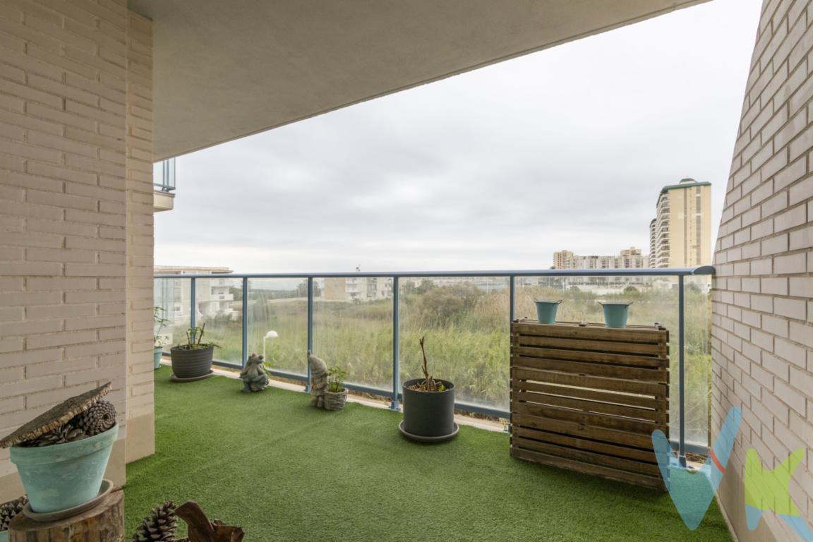  Ubicado en la encantadora localidad de El Puig se encuentra un maravilloso piso en venta que promete satisfacer todas las expectativas de quienes buscan un hogar lleno de comodidad y belleza. Esta propiedad, situada en la segunda planta de un edificio contemporáneo levantado en el año 2018, representa una excelente opción para quienes desean disfrutar tanto de la tranquilidad como de la proximidad al mar.El piso, con sus 74 metros útiles y 84 metros construidos, ofrece un espacio óptimo y bien distribuido para la vida cotidiana. Este maravillo inmueble cuenta con dos acogedoras habitaciones que proporcionan el ambiente perfecto para el descanso y el relax. Los dormitorios están diseñados con un enfoque en la funcionalidad y el confort, ofreciendo suficiente espacio para adaptarse a las necesidades personales de cada residente.El diseño moderno del edificio garantiza que el ascensor, junto con otros servicios, esté siempre disponible para su comodidad. La ubicación en una planta intermedia asegura un equilibrio perfecto entre privacidad y accesibilidad, haciéndolo ideal para todo tipo de compradores.Un aspecto destacado de esta propiedad son, sin duda, las impresionantes vistas al mar. Desde las ventanas del piso, los residentes pueden disfrutar de un panorama sereno y relajante, capturando la esencia de la vida costera. Este entorno se convierte en un refugio personal contra el estrés diario, permitiendo unas vistas inigualables que añaden valor al inmueble.La cocina, funcional y moderna, está equipada para satisfacer las demandas de cualquier amante de la cocina, permitiendo preparar deliciosas comidas mientras se disfruta de la brisa marina. El salón, amplio y luminoso, es el lugar ideal para recibir a amigos y familiares, o simplemente disfrutar de un momento de tranquilidad personal en un confortable entorno hogareño.Además, la propiedad cuenta con un baño completo que incorpora todos los elementos necesarios para lograr una experiencia de relajación. El diseño y calidad de los materiales usados completan el ambiente en el que el buen gusto y la comodidad se dan la mano.La cercanía del edificio a servicios locales, escuelas, y transporte público, ofrece la conveniencia de un estilo de vida moderno sin renunciar a un entorno tranquilo y apacible. El Puig, por su parte, es una localidad que conjuga el encanto de su entorno natural con la dinámica de una población en constante crecimiento.Invitamos a todos los interesados a realizar una visita para apreciar personalmente todo lo que este magnífico piso tiene para ofrecer. Convénzase de que este inmueble no solo es una propiedad, sino una oportunidad para disfrutar de una calidad de vida excepcional en un entorno único. Solicite una visita y descubra el potencial que tiene este hogar. El sueño de vivir con vistas al mar está a un paso de hacerse realidad.Se muestra a título informativo y no contractual. El precio no incluye lo siguiente: Honorarios de la agencia inmobiliaria, impuestos (IVA, ITP) y otros gastos de la Compraventa (notaria, gestoría y registro) 