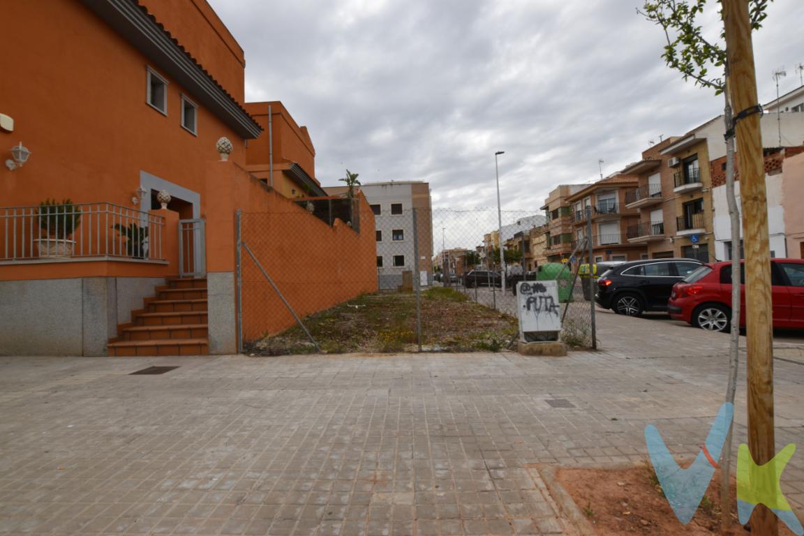 Entre mar y montaña te ofrecemos una parcela en una de las zonas más comerciales de Puçol o al menos de más visibilidad por el paso constante de coches y a pie. La playa a 3km y la ciudad de valencia a 20 minutos, fácil acceso a la V-21, a la autovía A-7 y al lado de la CV-306 (antigua carretera de Barcelona), hacen de la parcela en un lugar estratégico tanto para vivir como para tener un negocio de éxito, zona \"El Caminás\". En Puçol conviven tres urbanizaciones de lujo, dos colegios bilingües y una oferta educativa de renombre en l´Horta Nord. La parcela esquina y con tres fachadas, 5 por algo más de 20m lineales, tiene un superficie de más de 110m2 y con posibilidad de construir planta baja más dos alturas y altura con opción de sótano. Situada muy cerca del centro de salud, de supermercados, del Ayuntamiento y de algunos comercios del municipio. La zona se caracteriza por viviendas unifamiliares, adosados y pequeñas promociones, así como plazas y zonas ajardinadas para disfrutar de los paseos. Dispone de tren de cercanías y bus interurbano con parada cerca del solar. ¿Quieres más información? Llámanos y hacemos realidad tu proyecto de obra. Disponemos de departamento técnico.¿Quieres enterarte en primicia de nuestros inmuebles en alquiler y venta? En VIVEKU.ES los publicamos con unos días de antelación.Contamos con 30 años de experiencia acreditada y nuestro objetivo es garantizarle un servicio de compra humano, ético, de calidad, fácil y seguro. Nuestro equipo lo integran agentes con la titulación AIR (Agente Inmobiliario Registrado) y Agentes Certificadores de la categoría Premium en certificación de inmuebles y debidamente registrados en el Registro de Agentes de Intermediación de la CV (RAICV 0743). Consulte en nuestras reseñas de Google lo que opinan los clientes que ya han trabajado con nosotros.El precio del inmueble no incluye los honorarios de la agencia que ascienden al 3% del precio final del inmueble más el 21% de IVA, ni los gastos de notaría y registro de la propiedad (que están sujetos a aranceles y varían dependiendo del precio de escrituración), ni los impuestos (que en la Comunidad Valenciana varían dependiendo del precio del inmueble y de las características personales del comprador). 