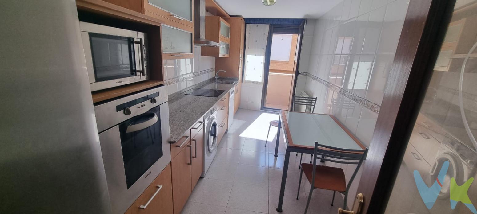 Vivienda renovada y actualizada, se ha pintado y saneado el suelo, dispone de aire acondicionado, todo exterior, de cuatro habitaciones amplias amuebladas y con armarios. Dos baños, amplia cocina que cuenta con balcón. Calefacción individual de gas pintura lisa y plaza de garaje. Urbanización con piscina