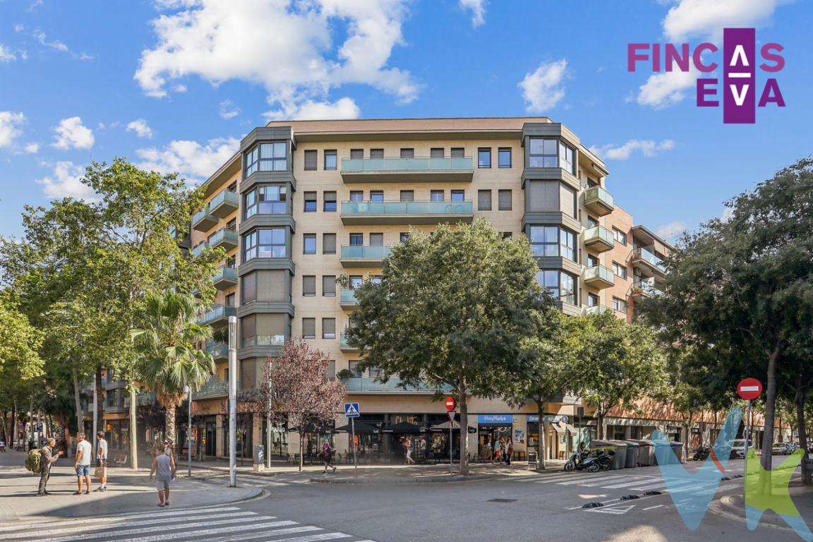 Fincas Eva presenta este precioso ático en una finca del 2004, de 122m2 construidos y 104 útiles según catastro, se encuentra en una ubicación privilegiada en la Rambla del Poblenou, ofreciendo un hogar moderno y confortable. Con 4 habitaciones; 3 dobles y 1 individual, es ideal para familias o aquellos que busquen un espacio amplio y bien distribuido. Una de las habitaciones es en suite, con baño completo con bañera, todas son exteriores y constan con grandes ventanales para poder disfrutar de mucha luz natural. Además, el piso dispone de otro baño completo con ducha, perfecto para las necesidades de la familia.El comedor es amplio y luminoso, con un acceso directo al balcón desde donde se pueden disfrutar de vistas a la Torre Agbar y a la Rambla del Poblenou, creando un ambiente perfecto para relajarse o compartir momentos en familia. La cocina es espaciosa y da a un patio de luces que aporta aún más luminosidad al espacio. Al ser última planta, el apartamento goza de gran claridad durante todo el día.El piso está equipado con calefacción por radiadores de gas y aire acondicionado por conductos en cada estancia, lo que garantiza una temperatura agradable durante todo el año. Además, hay armarios empotrados en todas las habitaciones los cuales ofrecen un almacenamiento adicional y ordenado.Algunas persianas del piso son eléctricas, lo que añade comodidad y modernidad al hogar. El edificio también cuenta con zonas comunes muy completas, entre las que se incluyen dos piscinas, una pista de pádel, una zona con mesas y sillas incluida barra para poder comer en días soleados y pasar mañanas o tardes inolvidables, una zona de juegos para niños, baños y vestidores, lo que proporciona un espacio ideal para disfrutar en familia o con amigos. Hay portero y EN LA MISMA FINCA HAY DOS PLAZAS DE PARKING OPCIONALES, UNA DE COCHE Y UNA DE MOTO. Este ático no solo ofrece un hogar cómodo y luminoso, sino también una excelente ubicación en una de las zonas más vibrantes y demandadas de Barcelona. A pocos minutos a pie se encuentran Les Glòries, un importante centro comercial y de transporte, y la Diagonal, una de las principales avenidas de la ciudad. Además, está cerca del Museu del Disseny y els Encants, el famoso mercado de antigüedades. También se puede acceder fácilmente a la playa y a otros servicios como restaurantes, comercios y zonas verdes. No dudes en llamarnos para organizar visita, te enamorarás! 