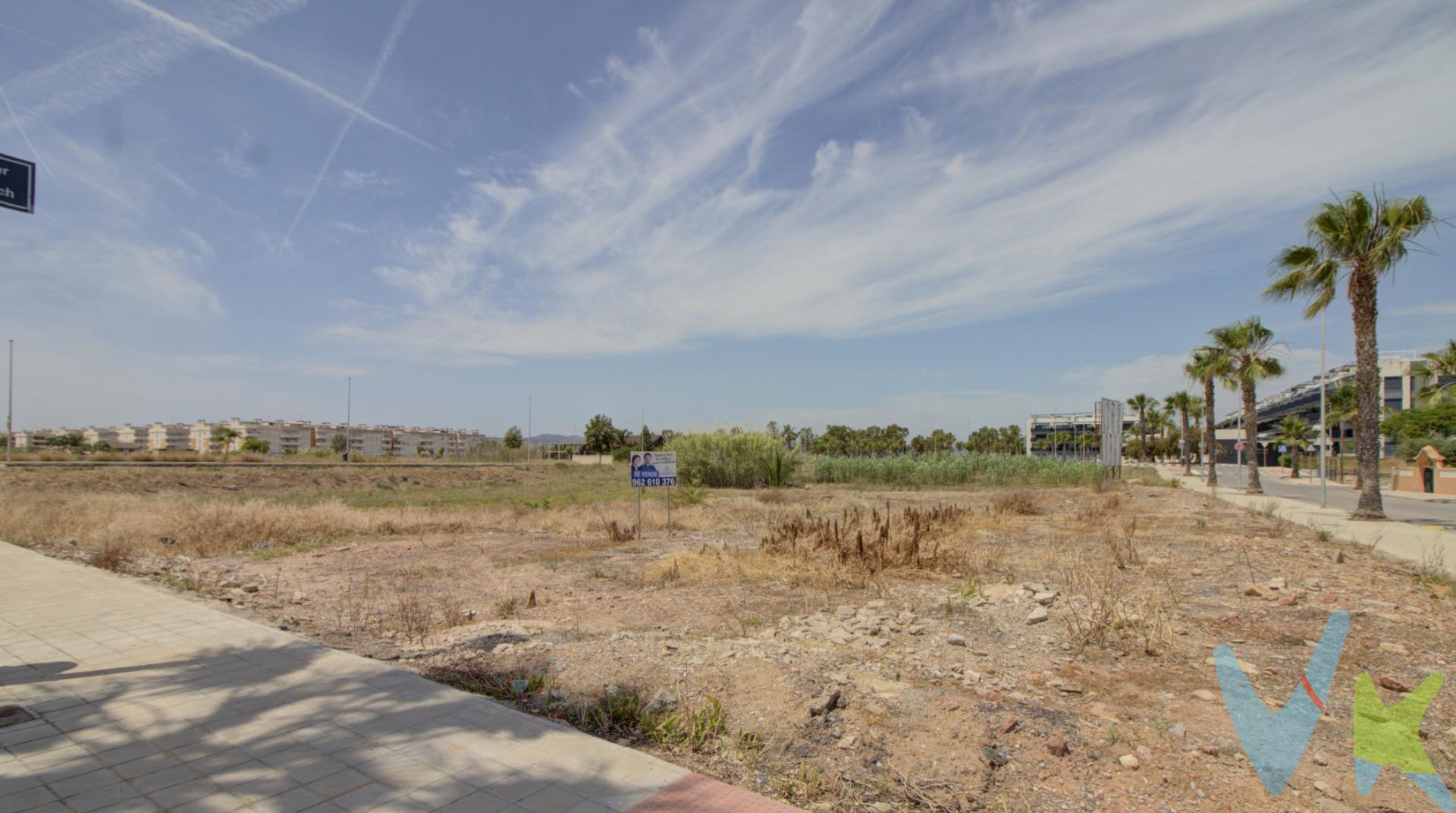 Descubra esta excepcional oportunidad de inversión en Almenara Playa, donde se ofrece una amplia parcela urbana de 1000 m². Ubicada a escasos minutos caminando de la playa, este terreno goza de una localización privilegiada entre el encantador casco antiguo y la moderna zona nueva del municipio. Su versatilidad permite múltiples opciones constructivas, ideales para desarrollar viviendas unifamiliares o proyectos turísticos que aprovechen al máximo su cercanía al mar Mediterráneo. Este espacio representa no solo un lugar perfecto para vivir cerca del mar sino también una excelente opción como inversión inmobiliaria en crecimiento constante debido a la demanda turística y residencial en esta área atractiva por sus paisajes costeros y buen clima durante todo el año.