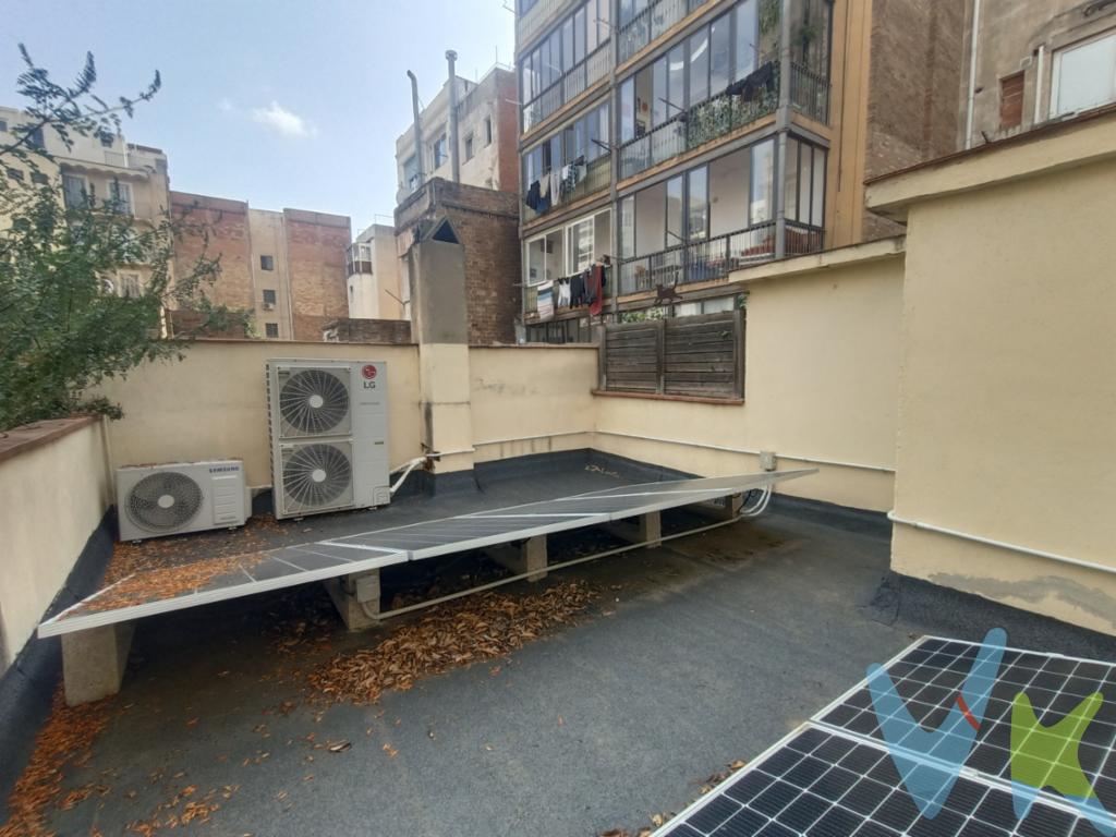 Local en venta en Gràcia  C/ Berga 22Local de 157 m² en planta baja, situado a menos de 50 m del Mercat de la Llibertat, en pleno corazón de Gràcia, una de las zonas con mayor personalidad y demanda de Barcelona, rodeada de cafeterías, restaurantes, comercio de proximidad y actividad cultural.El espacio tiene una distribución singular y versátil en forma de L. Desde la entrada se accede a una zona principal de aproximadamente 22 metros de profundidad por unos 4 metros de ancho, donde actualmente se ubican el aseo, una zona de office y un espacio tipo showroom o despacho. Uno de los aspectos más interesantes del inmueble es su potencial para recuperar la luz y ventilación natural. La zona central del local corresponde originalmente a un patio interior que fue cubierto en su día. Según las comprobaciones realizadas, existe la posibilidad técnica de retirar esta cubierta y recuperar el patio, generando una entrada natural de luz y ventilación que transformaría completamente la percepción del espacio. Al fondo encontramos una amplia sala diáfana de aproximadamente 82 m² con techos de hasta 3,31 metros de altura y acceso a la terraza superior mediante escalera metálica. Del mismo modo, la zona posterior también ofrece interesantes posibilidades de mejora, ya que la cubierta existente sobre la parte trasera podría abrirse para generar un segundo patio, aportando iluminación natural y ventilación cruzada al conjunto del inmueble. Estas características convierten el local en una oportunidad especialmente atractiva para quienes buscan desarrollar un proyecto con personalidad propia, combinando la estética industrial actual con espacios abiertos, patios interiores y abundante luz natural mediante una reforma adecuada.En la terraza se encuentran instaladas placas solares, aportando un componente de sostenibilidad y eficiencia energética al inmueble. Características principales Superficie construida: 157 m² según Catastro Altura interior: 3,31 m (máx.)  2,97 m (mín.) Fachada de 3,30 m con puerta acristalada de hierro (1,82 m de ancho) y persiana automática Distribución en L con diferentes espacios de trabajo y almacenamiento Amplia sala posterior de aproximadamente 82 m² Paredes de piedra y techos de bóveda catalana Posibilidad de recuperar dos patios interiores para aportar luz y ventilación natural Climatización instalada Placas solares en cubierta Buen estado general de conservación Posibilidad de venta de plaza de parking cercana Posibles usosIdeal para showroom, estudio creativo, oficina singular, galería de arte, estudio de arquitectura o interiorismo, centro de bienestar, espacio formativo, taller artesanal o actividades que valoren espacios con carácter y potencial de transformación. También resulta una interesante opción de inversión patrimonial por su ubicación estratégica y las posibilidades de revalorización mediante una reforma orientada a potenciar la luz natural.Comunicaciones Metro Fontana (L3) Metro Joanic (L4) Líneas de autobús 39, 114, 116, V17 y N6 A pocos minutos de Via Augusta, Travessera de Gràcia y Gran de GràciaMaterial disponible: tour virtual 360°, plano orientativo, reportaje fotográfico y vídeo comercial.Gastos: IBI 582 /año  Comunidad aprox. 631,72 /año Condiciones económicasAl precio de venta se le habrán de incrementar los correspondientes gastos de adquisición.Gastos de notaría, registro y gestión no incluidos. En caso de tratarse de una operación sujeta a IVA, se aplicará la normativa vigente.Impuestos: ITP (10 %) o los tramos correspondientes según el Decreto Ley 5/2025, de 25 de marzo.Honorarios de agencia a cargo del comprador: 5 % del precio final de compraventa + IVA.Abiertos a escuchar propuestas y con margen real de negociación. Cuéntanos tu oferta, la estudiaremos y la defenderemos contigo.API: 14133AICAT: 12605JOSÉ RAMÓN SÁNCHEZ CARO - TASALOCALES SERVICIOS INMOBILIARIOS SL 