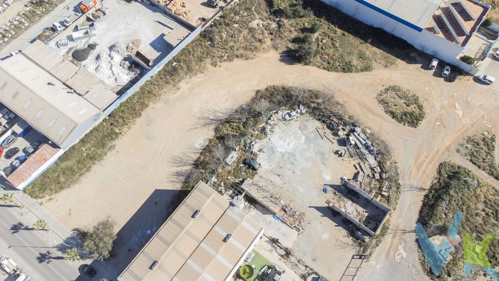 Se vende parcela de  suelo urbano industrial en Buñol con una ubicación estratégica: Avenida de Blasco Ibáñez, una de las principales vías de acceso al municipio. Ideal para construcción de naves industriales, almacenes, logística ,tiendas especializadas en maquinaria y suministros ,gasolineras ,lavadero de vehículos etc..  Características:. superficie:4.204 según registro de la propiedad. Ubicación privilegiada con acceso directo desde la avenida principal. Zona de alto tránsito y bien comunicada. Buñol es un municipio de la provincia de Valencia ,conocido por su riqueza histórica, su entorno natural y, sobre todo ,por ser la sede de su famosa Tomatina ,la batalla de tomates más grande del mundo. Buñol combina su pasado medieval, su entorno natural y su espíritu festivo ,convirtiéndolo en un lugar único para vivir como para invertir en negocios. OPORTUNIDAD ÜNICA!!. Llámanos para más información