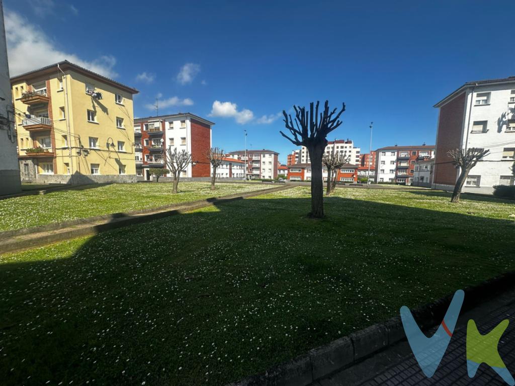 ¡Luz natural y espacio aprovechado! Se vende piso de 63 m^2 construidos, totalmente exterior en La Calzada. Al no tener pasillo, cada metro cuadrado es útil, logrando estancias más amplias y desahogadas. Distribución:  Salón y cocina independientes y muy luminosos.  2 habitaciones exteriores.  Baño con plato de ducha y ventana (excelente ventilación). Es una 3ª planta sin ascensor, con escaleras muy cómodas y fáciles de subir. Ideal como primera vivienda o para inversión por su alta rentabilidad en una zona con todos los servicios a mano.¡Ven a verlo y comprueba lo bien distribuido que está!El precio de venta no incluye el Impuesto de Transmisiones Patrimoniales ni los gastos de Notaría y Registro.