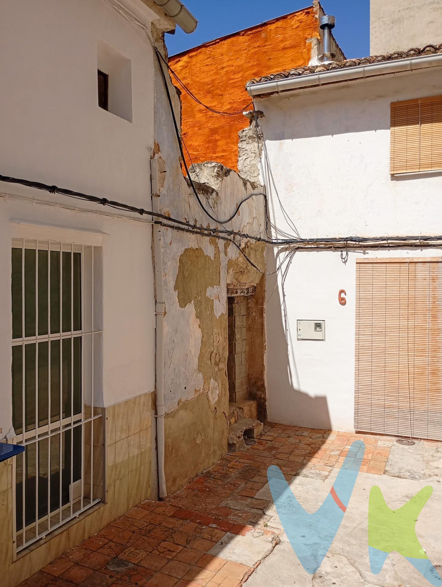 Solar urbano en pleno casco antiguo de Simat de la Valldigna – Gran oportunidad de construcción. Ponemos a tu disposición este solar de 55 m², situado en una ubicación inmejorable dentro del casco antiguo de Simat de la Valldigna, en una calle tranquila y con encanto, pero a la vez muy cerca de todos los servicios principales de la localidad. Actualmente la parcela cuenta con una zona cubierta sin edificación consolidada, lo que supone una magnífica oportunidad para levantar la casa de tus sueños. Gracias a la normativa urbanística, podrás edificar hasta dos alturas más planta baja, permitiendo diseñar una vivienda moderna y funcional, manteniendo la esencia de la arquitectura tradicional del pueblo. Características principales:. •	55 m² de parcela en suelo urbano. •	Posibilidad de construir hasta planta baja + 2 alturas. •	Orientación sur, con gran luminosidad durante todo el día. •	Terraza con vistas despejadas al entorno. •	Ideal para diseñar tu propio hogar o un proyecto turístico/rural. El entorno:. Simat de la Valldigna es un pueblo con historia y naturaleza, rodeado de montañas y rutas de senderismo, con un clima mediterráneo único y a tan solo unos minutos de las playas de Tavernes de la Valldigna. El municipio es famoso por su Monasterio de Santa María de la Valldigna, un monumento histórico que atrae visitantes durante todo el año y que realza el valor turístico de la zona. Esta propiedad es perfecta para quienes buscan un proyecto de inversión o para aquellos que desean construir una vivienda a medida en un entorno tranquilo, con encanto y muy bien comunicado. No dejes escapar esta oportunidad. Ven a visitar el solar y descubre el potencial de crear tu nuevo hogar en Simat de la Valldigna. ---. La descripción del presente inmueble e imágenes tienen mero carácter informativo y en ningún caso carácter contractual, pudiendo ser modificados por la inmobiliaria comercializadora sin que ello implique responsabilidad alguna frente a terceros. En el precio de venta a público, esta propiedad NO incluye los gastos de adquisición (Notario, registro, gestión, honorarios, etc…). 