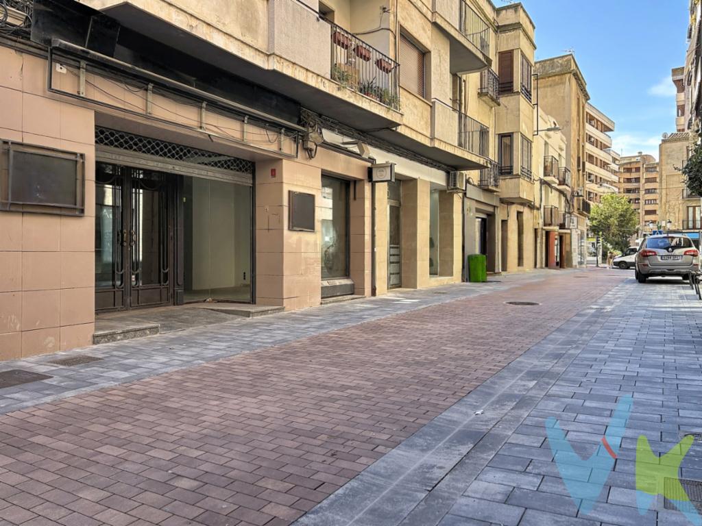 Posibilidad de alquiler con opción a compra. Local a reformar totalmente. Carencia en el pago de varios meses por la inversión que es  necesaria hacer para el inicio de la actividad. Este local es, sin duda, una oportunidad inigualable para aquellos que buscan maximizar su negocio en una ubicación de prestigio. No pierda la oportunidad de visitar este espacio y dejarse inspirar por el potencial que ofrece. El momento de adquirir en la mejor ubicación de Tudela es ahora. Tome acción y planifique una visita para descubrir cómo este espacio puede convertirse en el epicentro de su éxito comercial. Se presenta una excelente oportunidad de adquisición de un amplio local en el corazón de Tudela. La proximidad a áreas residenciales y otros puntos de interés turísticos y culturales impulsa aún más su atractivo. Esta excelente ubicación no solo asegura un flujo continuo de potenciales clientes, sino que también incrementa el valor de la propiedad a largo plazo. El potencial de este espacio es ilimitado. Tanto si se planea abrir una tienda de moda, un restaurante, una oficina o cualquier otro tipo de negocio, las posibilidades son muy amplias. El propietario tiene a su disposición un lienzo en blanco para desarrollar su concepto en un entorno lleno de vida. Adjuntamos unas imágenes generadas y adaptadas con IA para mejorar tu experiencia.