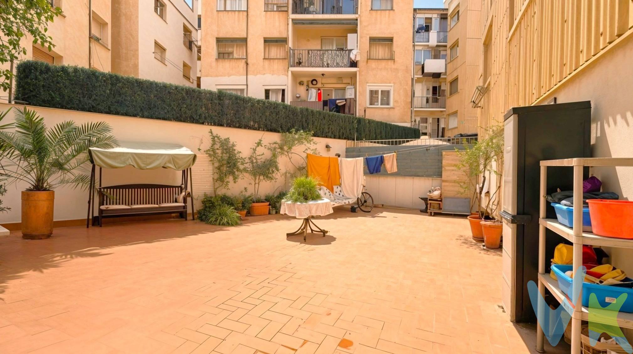 PISO CON TERRAZA CERCA DE PASEO PRIM. Les presentamos, en exclusiva, un magnífico piso listo para entrar a vivir, ideal para los que busquen una vida cerca de todos los servicios y a pocos metros de Passeig Prim, una de las arterias principales de la ciudad. La vivienda, de 80 m² útiles, dispone de una amplia terraza que les permitirá disfrutar de comidas familiares, cenas románticas o simplemente disponer de un espacio al aire libre como refugio y desconexión. Se trata de una primera planta sin ascensor, beneficiándose así de  unos bajos gastos de comunidad. El piso dispone actualmente de la siguiente distribución y equipamiento:. - Amplio y luminoso comedor, con salida directa a la terraza. - 3 dormitorios, 1 doble y 2 individuales. - 1 práctica estancia para su uso como sala de almacenaje/trastero. - Baño completo con ducha, totalmente reformado y con ventana de ventilación. - Cocina independiente también reformada. - Cerramientos de PVC y climalit. - Suelos laminados. Todo ello en una zona con todos los servicios a su alcance: tiendas, supermercados, gimnasios, farmacias, centros de enseñanza, restaurantes, etc. Sin duda una gran oportunidad para establecer su hogar sin costosas reformas y además pudiendo disfrutar de una amplia terraza, tan valorada en los tiempos actuales. No lo duden y contáctennos para concertar una visita, les atenderemos encantados.