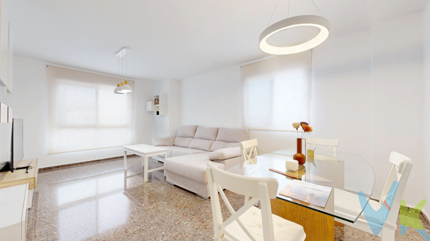 El piso que estabas esperando con GARAJE, TRASTERO, excelente ubicación y listo para entrar a vivir  No sigas esperando, ya está aquí, listo para que cojas las maletas y te traslades. Vivienda de 104m² distribuidos en 3 habitaciones y 2 baños, uno de ellos incorporado a la habitación principal, luminoso y ámplio salón comedor y gran cocina con galería. En finca con ascensor, buenos acabados y muy bien conservados como paredes lisas, puerta blindada, aire acondicionado por conductos, ventanas de doble cristal tipo climalit,....   Excelente ubicación junto ayuntamiento, supermercados, colegios, instituto,... en el centro de Montroy, población tranquila con todos los servicios y a escasos 16km. de la A7  Esta propiedad se vende con plaza de garaje y trastero incluidos en el precio.  En fin, esta casa cumple con todos los requisitos para ser un magnífico escenario para futuros recuerdos de una bonita familia, ¿te contamos más o vienes a verla? No dejes pasar esta oportunidad, llámanos, te asesoraremos y acompañaremos en todo el proceso de compra    Si tienes que vender antes tu vivienda, llámanos y te asesoramos cómo hacerlo para además tener los mínimos gastos posibles y todas las garantías.  Agencia Registrada con el nº00516 en el Registro Obligatorio de Agentes Inmobiliarios de la Comunidad Valenciana    Por mandato expreso del propietario, COMERCIALIZAMOS ESTE INMUEBLE EN EXCLUSIVA, lo que le garantiza el acceso a toda la información, a un servicio de calidad, un trato fácil, sencillo y sin interferencias de terceros. Por este motivo, se ruega NO MOLESTAR AL PROPIETARIO, a los ocupantes de la propiedad o a los vecinos. Muchas gracias por su comprensión.   La oferta está sujeta a cambios de precio o retirada del mercado sin previo aviso. Este anuncio en su conjunto, incluyendo textos, fotos, imágenes o cualquier otro contenido de este, no es vinculante dado que la información es ofrecida por terceros y puede contener errores. Se muestra a título informativo y no contractual.  El precio anunciado NO INCLUYE los impuestos, ni los gastos como, Notario, Registro de la Propiedad, ni los honorarios de la agencia inmobiliaria.  Esta propiedad se pone a la venta con toda la documentación comprobada y en regla, por lo que ofrecemos GARANTIAS a los compradores