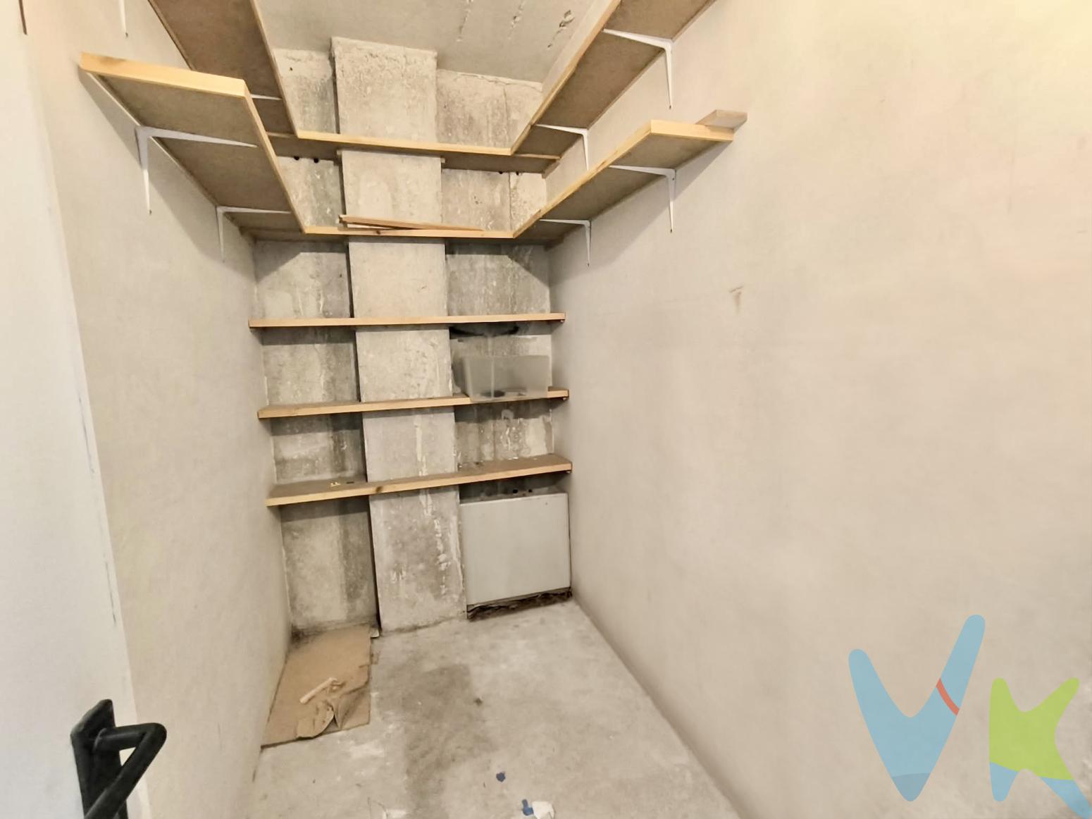 Trastero en el centro de Bezana: espacio extra para ganar comodidad y organizaciónSi necesitas espacio adicional para guardar todo aquello que no utilizas a diario, este trastero en el centro de Bezana es una oportunidad que merece la pena valorar.Situado en una zona céntrica de Santa Cruz de Bezana, cuenta con 11 m² de superficie, ideales para almacenar bicicletas, herramientas, material deportivo, mobiliario, cajas o enseres de temporada. Un espacio práctico que te permitirá mantener tu vivienda más despejada y organizada, sin renunciar a tener tus pertenencias siempre a mano.El trastero se encuentra en buen estado de conservación y forma parte de una construcción del año 2003, por lo que ofrece una solución funcional para quienes buscan espacio de almacenamiento adicional en una ubicación cómoda y bien situada.¡No dejes que la falta de espacio sea un problema! Contacta con Inmobiliaria Barrio y descubre las posibilidades que te ofrece este trastero. Además de nuestra oficina principal en el centro de Santander, en la Calle Juan de Herrera, también nos encontrarás en Suances y Torrelavega. Queremos estar más cerca de ti! Así, como tu inmobiliaria de confianza en Cantabria, estamos siempre accesibles y listos para ayudarte en lo que necesites.