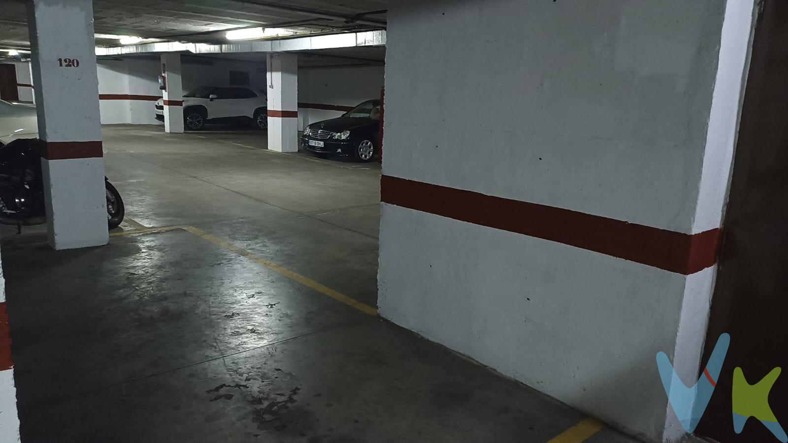 Presentamos una plaza de garaje ubicada en la calle Jose Maria Martorel, perfecta para coche mediano y con fácil acceso a las principales vías del área. Esta propiedad se presenta como una excelente oportunidad de inversión o solución práctica para quienes buscan comodidad al aparcar su vehículo cerca de su vivienda.  . Cláusula de Transparencia y Desglose de Gastos (Ley 10/2025).  PRECIO DE VENTA + GASTOS.  En cumplimiento de las obligaciones de información previstas en la Ley 10/2025, de 28 de diciembre, de servicios de atención a la clientela y transparencia, así como en la normativa sectorial vigente, se hace constar que el precio indicado no incluye los gastos e impuestos inherentes a la adquisición, los cuales se desglosan a continuación:.  * Honorarios Agencia del comprador: 1.500 € más el 21% de IVA.  * Impuesto sobre Transmisiones Patrimoniales (ITP): Se aplicará el tipo impositivo vigente en la Comunidad Autónoma de Andalucía (generalmente el 7%, sin perjuicio de tipos reducidos del 3,5%, 1,2% o 1% aplicables según las circunstancias personales del comprador o las características del inmueble). El impuesto se devenga sobre el Valor de Referencia de Catastro o el precio de venta, aquel que resulte superior.  * Gastos de Notaría: Los honorarios notariales se calcularán conforme al arancel oficial regulado en el Anexo I, del Real Decreto 1426/1989, de 17 de noviembre, por el que se aprueba el arancel Notarial.  * Gastos de Registro: La inscripción en el Registro de la Propiedad se facturará según el arancel oficial establecido en el ANEXO I, del Real Decreto 1427/1989, de 17 de noviembre, por el que se aprueba el arancel Notarial.  * Gastos de Gestión (Gestoría): Los honorarios por la tramitación administrativa, liquidación de impuestos e inscripción registral ascienden a [600 aprox.] € (IVA incluido). * Para cumplir con la normativa vigente tenemos a disposición del cliente la Ficha de segundas y ulteriores transmisiones de inmuebles. El precio anunciado no tiene caducidad, pero puede sufrir alteraciones sin previo aviso.  Para una información exhaustiva sobre el funcionamiento, tipos impositivos y bonificaciones del ITP en Andalucía, puede visitar la página: https://www.juntadeandalucia.es/organismos/economiahaciendayfondoseuropeos/areas/tributos-juego/tributos/paginas/impuestos-cedidos-transmisiones.html. 