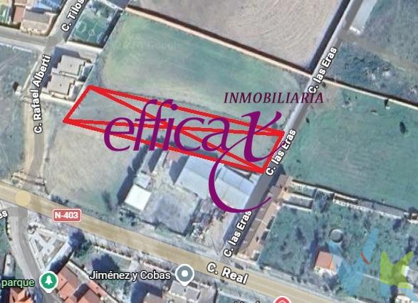 Invierte en calidad de vida y en futuro en Rielves, un municipio tranquilo y con excelente ubicación, a tan solo 5 minutos de Torrijos y a 15 minutos de Toledo.
Se ofrece magnífico terreno urbano de 3.197 m², completamente llano, lo que facilita la construcción y optimiza los costes. Una parcela amplia, versátil y con infinitas posibilidades.
Ideal para:Uso particular, si sueñas con construir tu propio chalet a capricho, diseñar amplios jardines, zona de piscina, área deportiva o cualquier proyecto personal con espacio más que suficiente.Inversores y promotores, gracias a su gran superficie y excelente ubicación, perfecta para el desarrollo de varios chalets en una zona con alta demanda de vivienda unifamiliar.
Su entorno combina la tranquilidad de un pueblo con la cercanía a núcleos urbanos con todos los servicios, comercios, colegios y conexiones principales. Una oportunidad para quienes buscan amplitud, buena comunicación y proyección de futuro.
Terrenos con estas dimensiones y ubicación no aparecen todos los días.Haz realidad tu proyecto en un enclave estratégico y con gran potencial de revalorización.