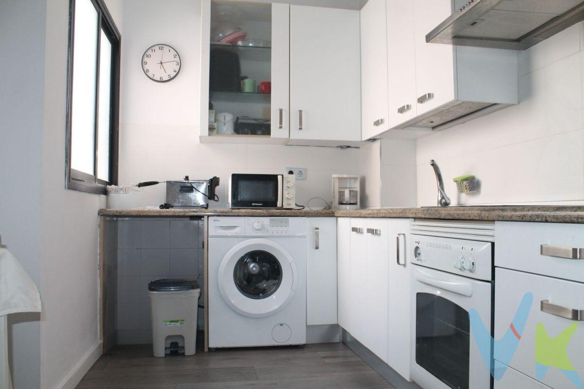 ¿Estás buscando una vivienda lista para entrar a vivir en Las Palmas? Te presentamos esta excelente oportunidad: una  vivienda calificada como  Vivienda de Protección Oficial (VPO) ubicada en  Las Huesas, Telde. Esta propiedad está en planta tercera y  se distribuye en tres dormitorios con armarios empotrados que se adaptan perfectamente a las necesidades familiares. Un baño completo práctico con plato de ducha que añade funcionalidad al hogar y una amplia cocina  completamente amueblada con la zona de lavado integrada . El salón es amplio y luminoso, proporcionando el espacio perfecto tanto para disfrutar del día a día como para organizar reuniones familiares.  Está totalmente reformada  incluso de instalaciones por lo que  simplemente puedes mudarte directamente. Como ventaja añadida, incluye una plaza de garaje ; característica  que brindan comodidad extra para olvidarte de dar vueltas buscando aparcamiento. Situado en una ubicación estratégica bien comunicada por transporte público (guaguas),  a pocos metros de salida y entrada a la autopista Las Palmas- Sur; este hogar también tiene todos los servicios cercanos necesarios: colegios, supermercados e incluso farmacias están disponibles dentro del entorno inmediato . Nota: Los gastos  de la compraventa no están incluidos en el precio. En cuanto a los gastos de notaría y registro , suelen oscilar  aproximadamente entre mil seiscientos y mil ochocientos euros  Al ser una vivienda de protección oficial esta exenta de pagar el impuesto de transmisiones patrimoniales (Hacienda). El comprador elige notario. Si el comprador precisase de hipoteca: Tasación y costes bancarios  así como la gestoría  serán los gastos , según la entidad elegida por el comprador, así como cualesquiera otros gastos inherentes a la formalización de la compraventa que legalmente  correspondan a la parte compradora, salva pacto expreso en contrario con el vendedor.