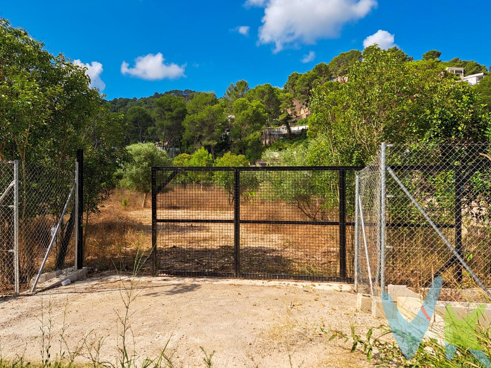 Parcela rústica de 2.062 m² situada en una de las mejores zonas de La Barraca de Aguas Vivas, totalmente vallada y con puerta corredera para un cómodo acceso. Dispone de agua y la toma de luz está a pie de parcela, lista para solicitar el enganche con Iberdrola. Rodeada de chalets habitados durante todo el año, en un entorno tranquilo, seguro y con gran privacidad. A tan solo 5 minutos andando del centro del pueblo y a 20 minutos de la playa. Con vistas a la montaña. Posibilidad de instalar casa de madera, vivienda prefabricada o similar. El inmueble se encuentra certificado con el sello de ASICVAL el único sello de garantía del sector que asegura a los consumidores que las propiedades comercializadas cuentan con toda la información y documentación exigida por la normativa actual . Visítalo en www.grupo-vive.com o llámanos al 961724535 oficina Vive soluciones inmobiliarias en Alzira. El precio no incluye impuesto de transmisiones patrimoniales, gastos de Notaria, gastos de Registro y Honorarios de la Agencia.