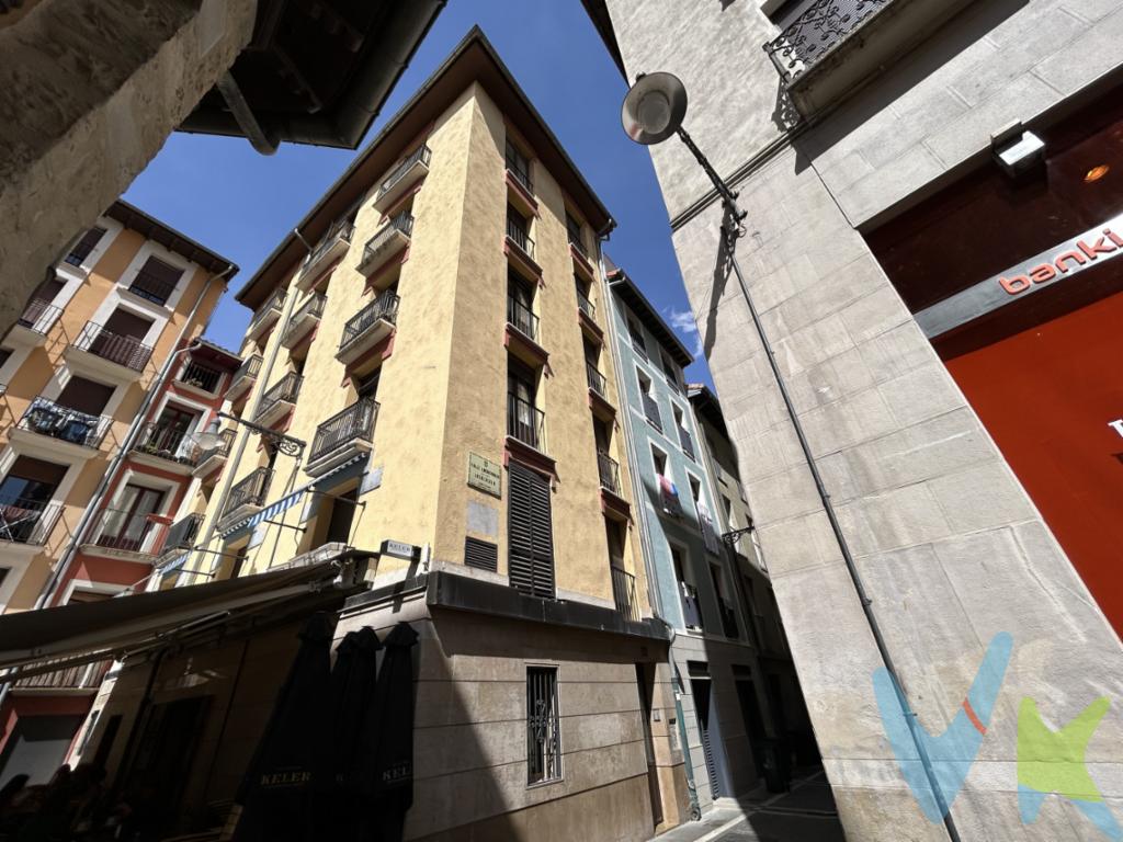 VIVIR EL CASCO VIEJO DE PAMPLONA DESDE DENTROUna vivienda reformada lista para convertirse en hogar.Se vende piso reformado ,en edificio rehabilitado, en la calle Lindachiquia, en pleno corazón del Casco Viejo de Pamplona, a escasos metros de la plaza del Castillo. Un espacio preparado para que quien llegue pueda hacerlo suyo, llenarlo de vida, personalidad y convertirlo en un auténtico hogar en una de las zonas con más historia y ambiente de la ciudad.La vivienda cuenta con 48,21 m² útiles distribuidos de forma funcional:Salón con cocina americana y ventana balconera a la calle, que aporta luz natural y conexión con la vida del barrio.Dormitorio principal exterior, también con balcón a calle Lindachiquia.Segunda estancia interior, ideal como despacho, rincón creativo, habitación auxiliar o zona de almacenaje.Baño completo con ducha.El piso ha sido reformado y está listo para entrar a vivir, ofreciendo una base cómoda, práctica y versátil para crear un espacio con identidad propia.Vivir aquí es disfrutar del auténtico Casco Viejo: salir de casa y tener a pocos pasos cafeterías, restaurantes, cultura, comercios, terrazas y el ambiente único del centro de Pamplona. Un lugar para quienes valoran la ciudad, el movimiento y la experiencia de vivir en un entorno con historia.Ideal tanto como primera vivienda, segunda residencia o inversión.Primera planta sin ascensor. _____________________________________________________ En cumplimiento de la normativa vigente, se informa de que el precio anunciado no incluye impuestos ni gastos derivados de la compraventa.El Impuesto de Transmisiones Patrimoniales (ITP) en Navarra será, con carácter general, del 6% sobre el mayor valor entre el precio de venta y el valor de referencia catastral, salvo bonificaciones o tipos reducidos aplicables según las circunstancias del comprador.Los gastos de notaría, registro y, en su caso, gestoría, serán a cargo del comprador conforme a los aranceles oficiales vigentes.La plusvalía municipal será asumida por la parte vendedora.Los honorarios de la agencia inmobiliaria están incluidos en el precio de venta. No se cobran honorarios al comprador.