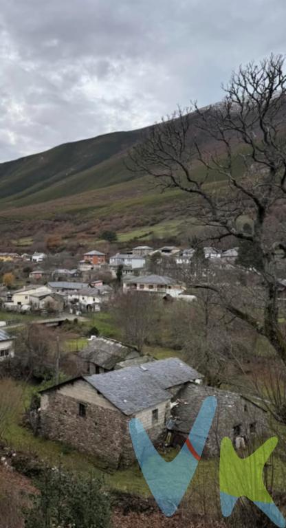 Se vende conjunto arquitectónico formado por vivienda y cuadra, pajar y hórreo en la localidad de Degaña, capital del municipio del mismo nombre ubicada en la zona sur-occidental de Asturias.Se trata de construcciones independientes, formadas por muros de piedra, forjados de madera y cubierta de pizarra. Tiene los suministros de luz dados de alta y los suministros de agua y saneamiento ubicados a pie de parcela, las construcciones necesitan obras de reforma. El conjunto arquitectónico está enclavado en una finca de 1 hectárea y cuenta con una antiguedad superior al siglo de historia.Construcción 1: El edificio de la vivienda consta de dos plantas, planta alta vivienda y planta baja cuadra, tiene una superficie de 130 metros por planta.Construcción 2: El hórreo tiene una superficie de 16 metros cuadrados.Construcción 3: El pajar tiene una superficie de 54 metros cuadrados.La finca con una superficie aproximada de 1 hectárea, se encuentra cerrada por muros de piedra, tiene tres accesos independientes por tres caminos con cancela metálica, está pegada al rio Ibias del que se beneficia para el riego de la misma y cuenta con numerosos árboles frutales.Degaña es un municipio ubicado en la zona sur-occidental de Asturias, próxima a las provincias vecinas de León y Lugo, el sur-occidente es la joya todavía por descubrir de Asturias, cuenta con espectaculares paisajes entre montañas, y un entorno donde podremos disfrutar de la naturaleza y la cultura tradicional asturiana más autóctona y mejor conservada, la vivienda es ideal para disfrutarla como segunda vivienda en determinadas épocas de año, e incluso poder plantearte sacarle una buena rentabilidad como vivienda turística. Degaña forma parte del Parque Natural de las fuentes del Narcea, Degaña e Ibias, declarado reserva de la biosfera por la Unesco y está a media hora del Bosque de Muniellos, mayor robledal de España.Los paisajes del entorno, su fauna y flora, su gastronomía, y sus gentes hacen de este rincón un lugar privilegiado.Le animamos a que venga y descubra por sí mismo las enormes posibilidades que le brinda este inmueble. No deje que esta oportunidad se le escape y póngase en contacto con nosotros para concertar una visita.PRECIO DE VENTA SIN GASTOS NI IMPUESTOS INCLUIDOS: El precio de venta no incluye gastos de notaría, registro de la propiedad, gestoría, ni el Impuesto de Transmisiones Patrimoniales (ITP) o el IVA/AJD. HONORARIOS: El precio de venta no incluye los honorarios que se devengan a cargo del cliente comprador por la prestación de determinados servicios de asesoramiento y gestión. El importe asciende al 2%, con un mínimo de 2.000 EUR, del Precio de Venta (IVA no incluido).