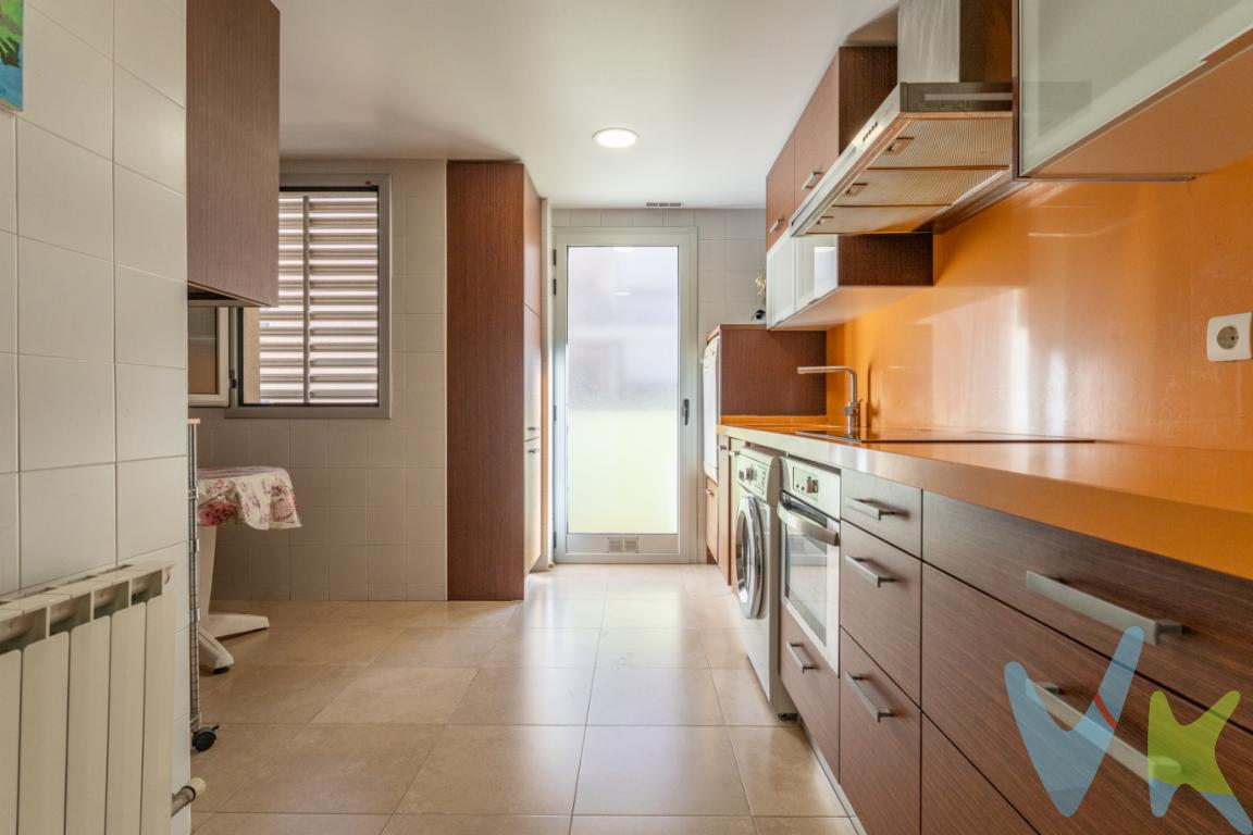 Te presentamos este piso en la zona de Mas Iglesias, uno de los barrios más valorados de Reus por su ambiente familiar, sus zonas verdes y la buena comunicación con el centro y las principales salidas de la ciudad.La vivienda cuenta con 3 habitaciones espaciosas (1 tipo suite) y 2 baños completos, todos en muy buen estado y listos para entrar a vivir.La cocina tipo office, amplia y cómoda, permite comer en el mismo espacio con total confort. El salón-comedor, luminoso y espacioso, conecta con un balcón exterior con vistas al mar, perfecto para desconectar en cualquier momento del día.Dispone de calefacción centralizada a gas mediante radiadores en todas las estancias y con excelente ventilación, garantizando confort durante todo el año.El piso incluye un garaje grande en la misma finca y un trastero generoso, dos extras muy valorados en esta zona. El edificio, además, cuenta con ascensor.Si buscas un hogar moderno, con espacios prácticos y en una zona tranquila y bien comunicada de Reus, esta es una gran oportunidad.El precio indicado corresponde al PVP (Precio de Venta al Público).Los gastos adicionales derivados de la compraventa como los de notaría, registro de la propiedad e Impuesto de Transmisiones Patrimoniales (ITP)no están incluidos en el PVP. Estos gastos pueden variar según el precio final de la operación y la normativa aplicable, ya que se calculan sobre la base imponible del valor de transmisión del inmueble. API: 659 AICAT: 2268 ANTONIO MIGUEL GIL LLABERIA  - VIVENDEX REUS PARTNERS SL